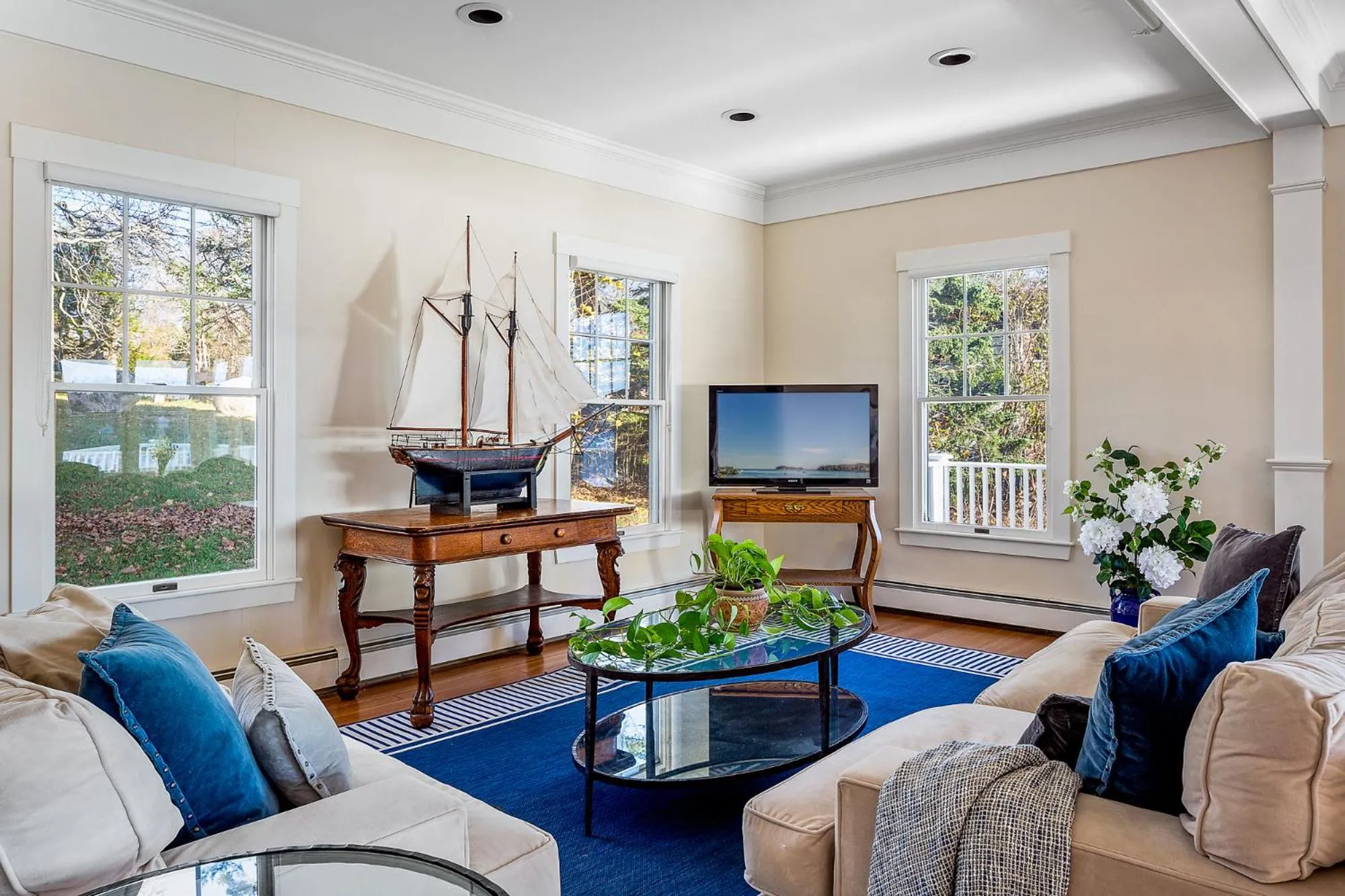 Communal lounge/ TV room in East Wind Inn & Suites