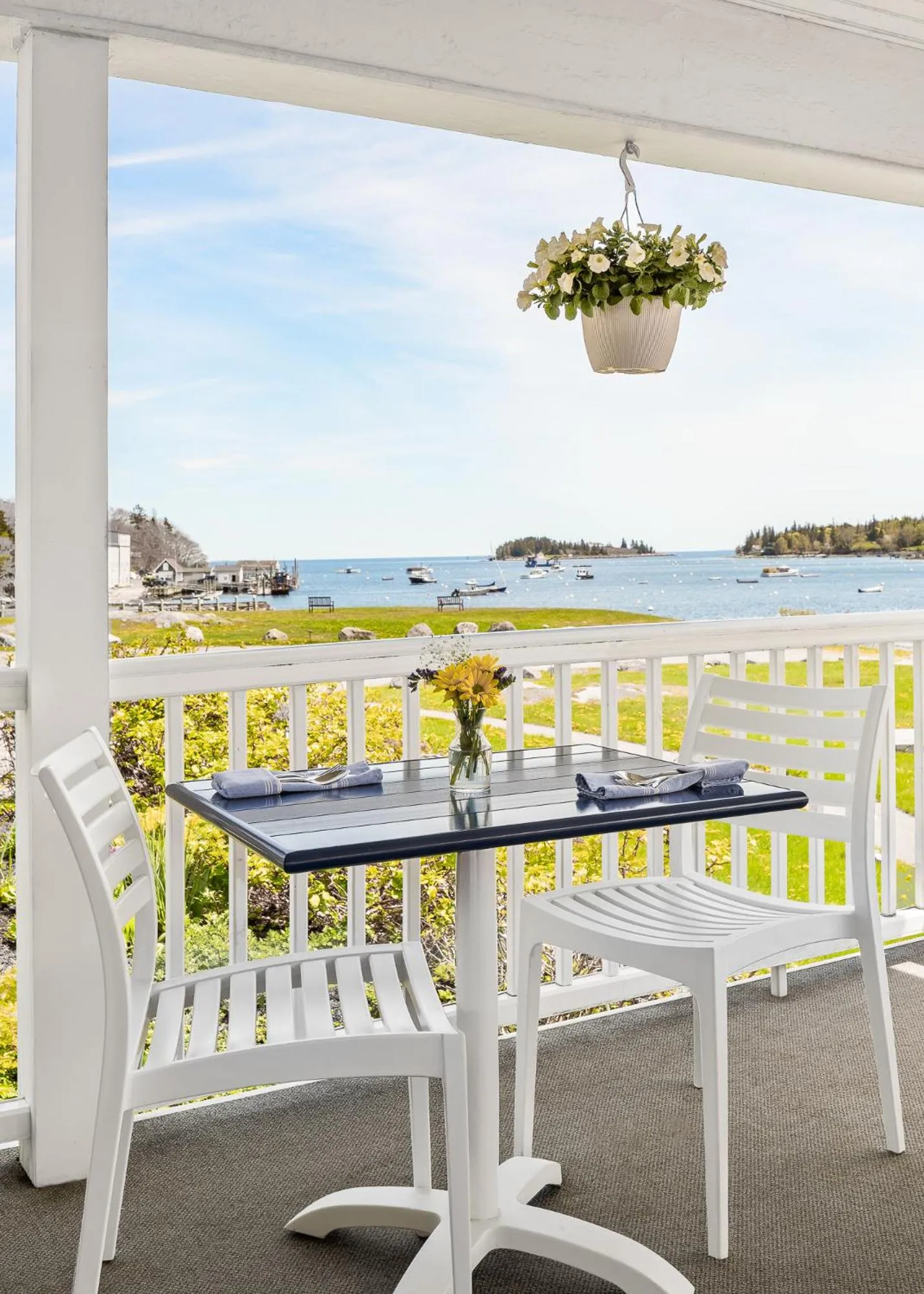Dining area in East Wind Inn & Suites