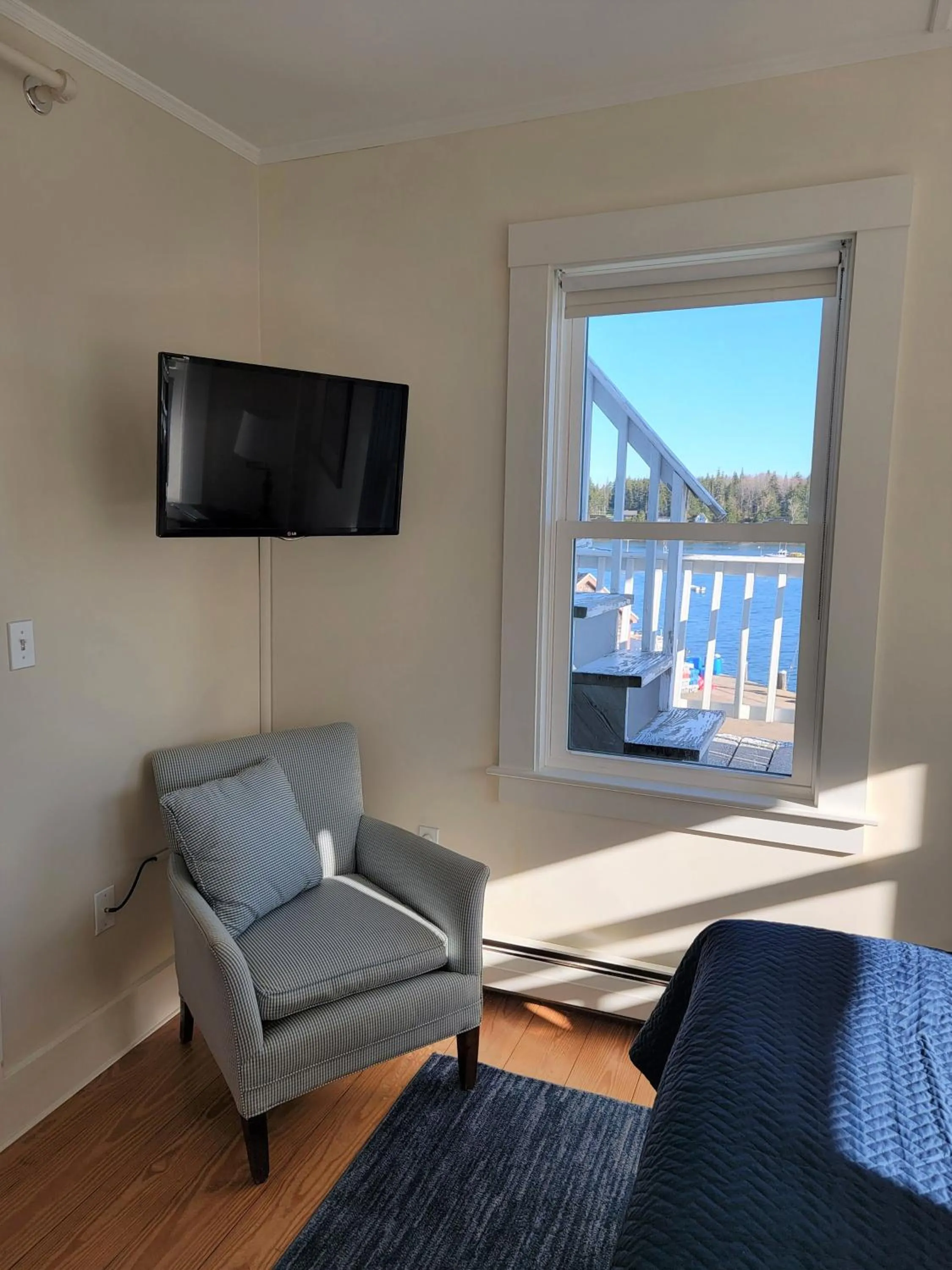 Seating area in East Wind Inn & Suites