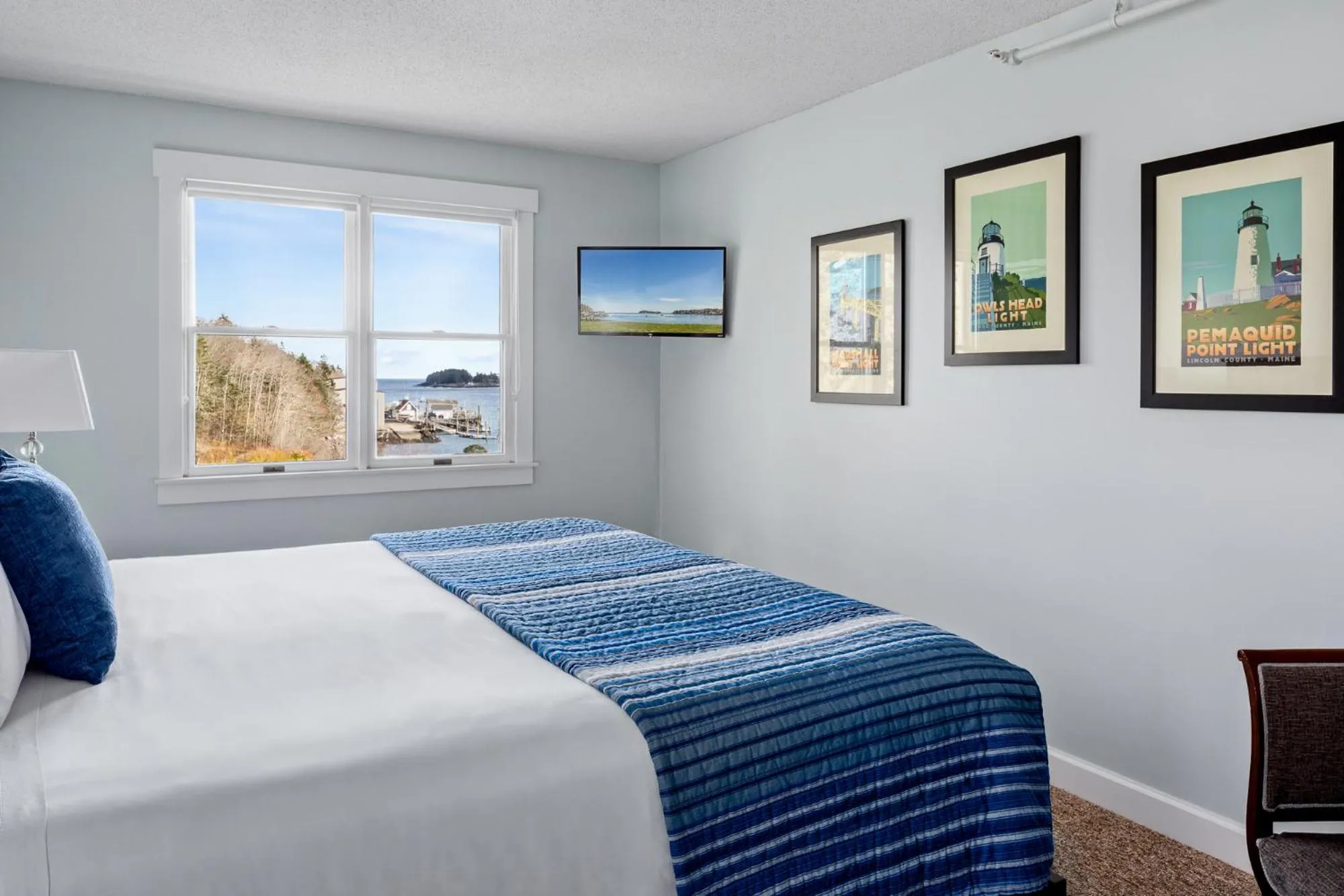 Bed in East Wind Inn & Suites