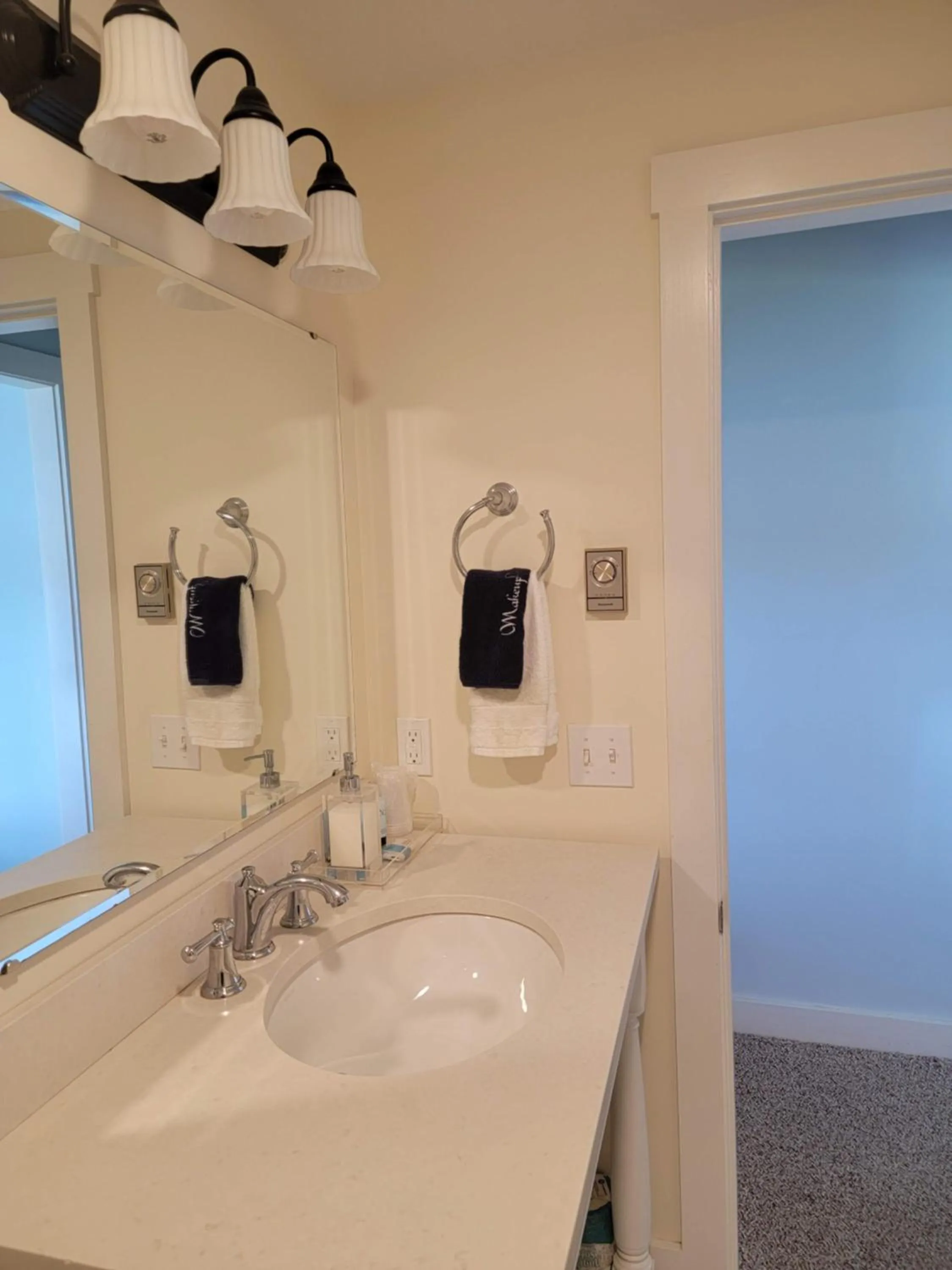 Bathroom in East Wind Inn & Suites