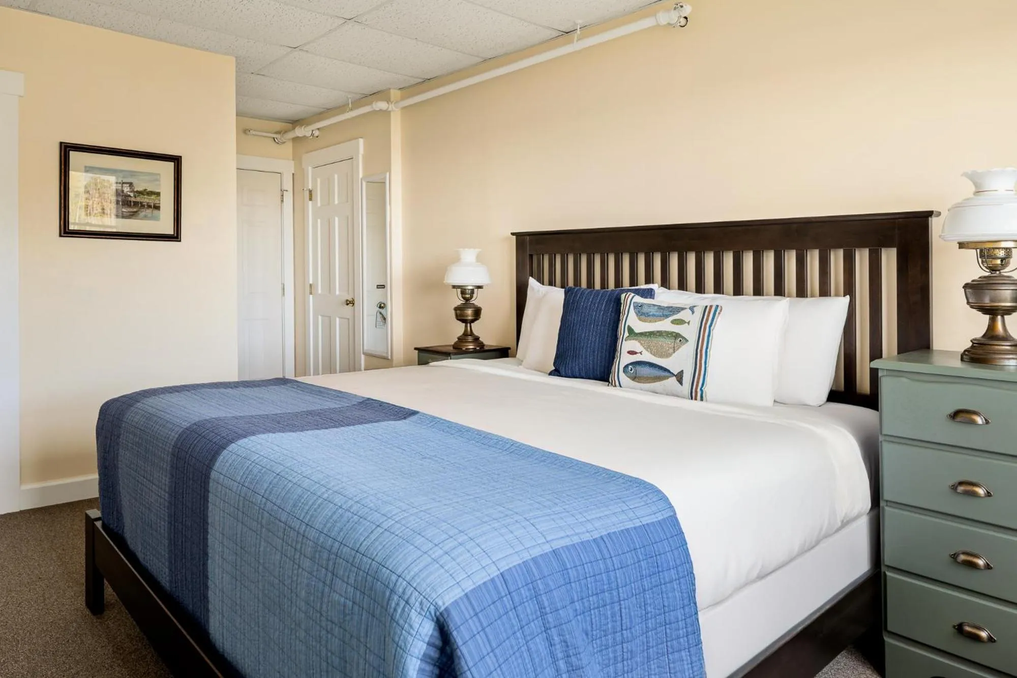 Bed in East Wind Inn & Suites
