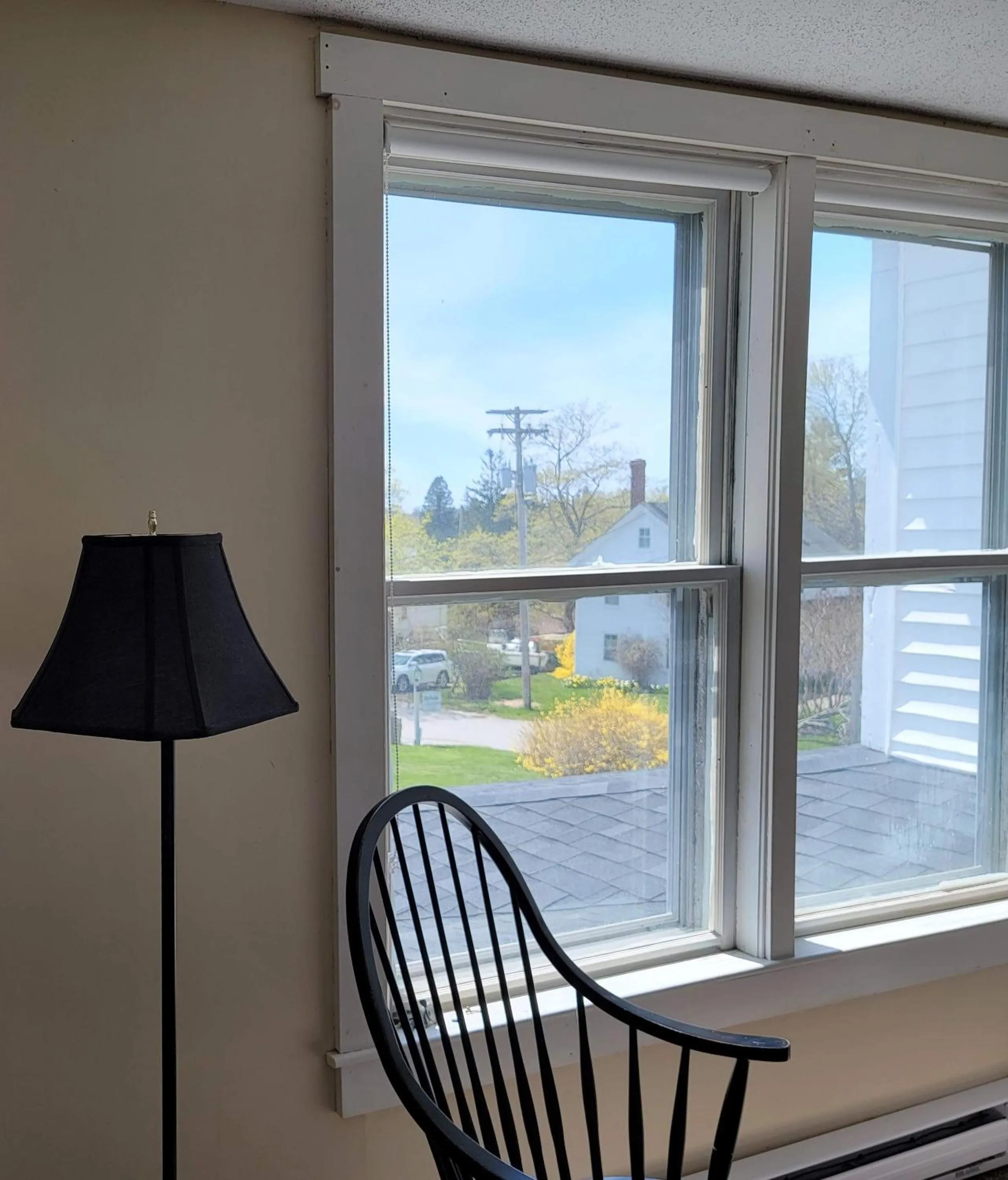 Seating area in East Wind Inn & Suites