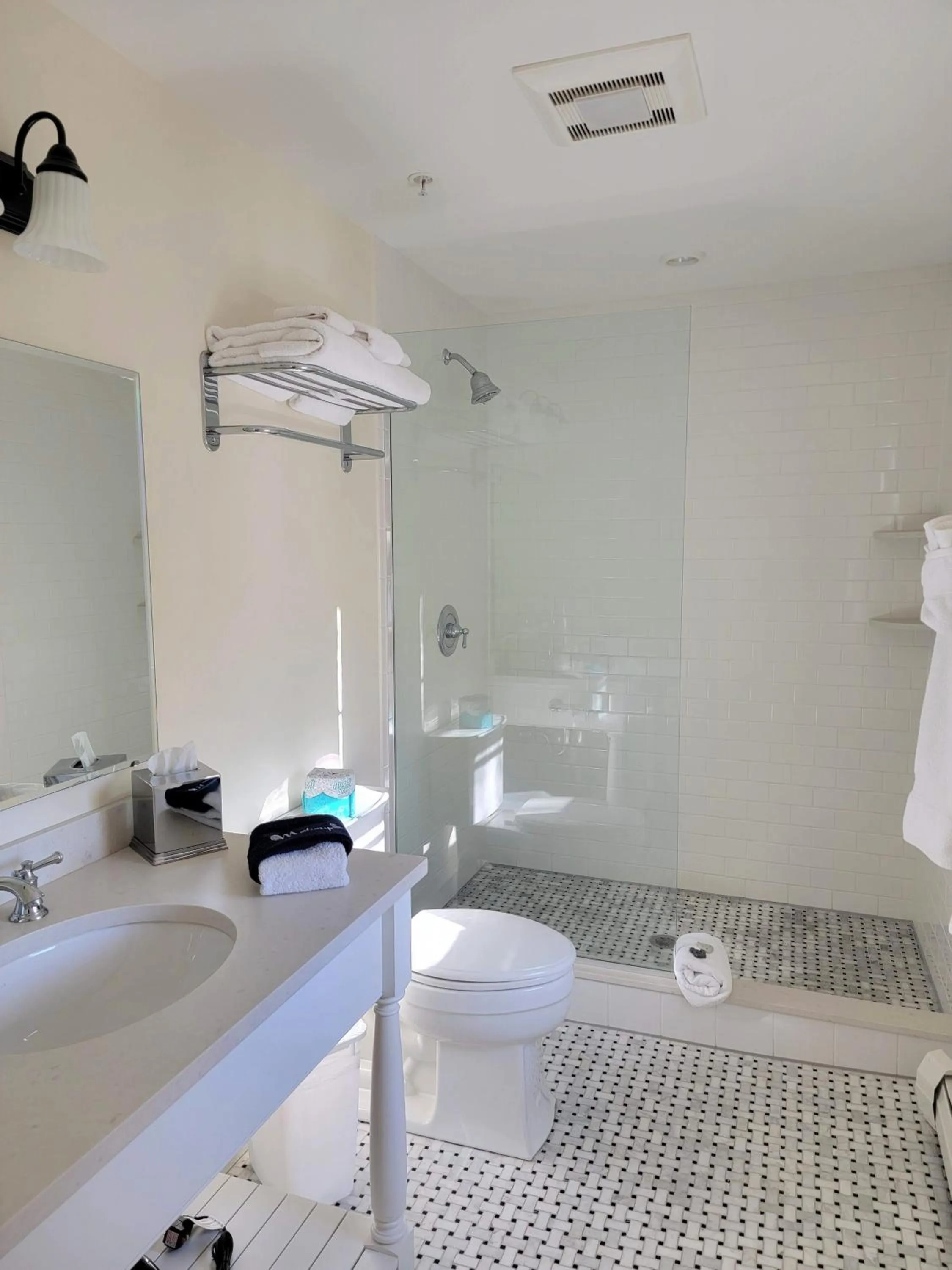 Shower in East Wind Inn & Suites