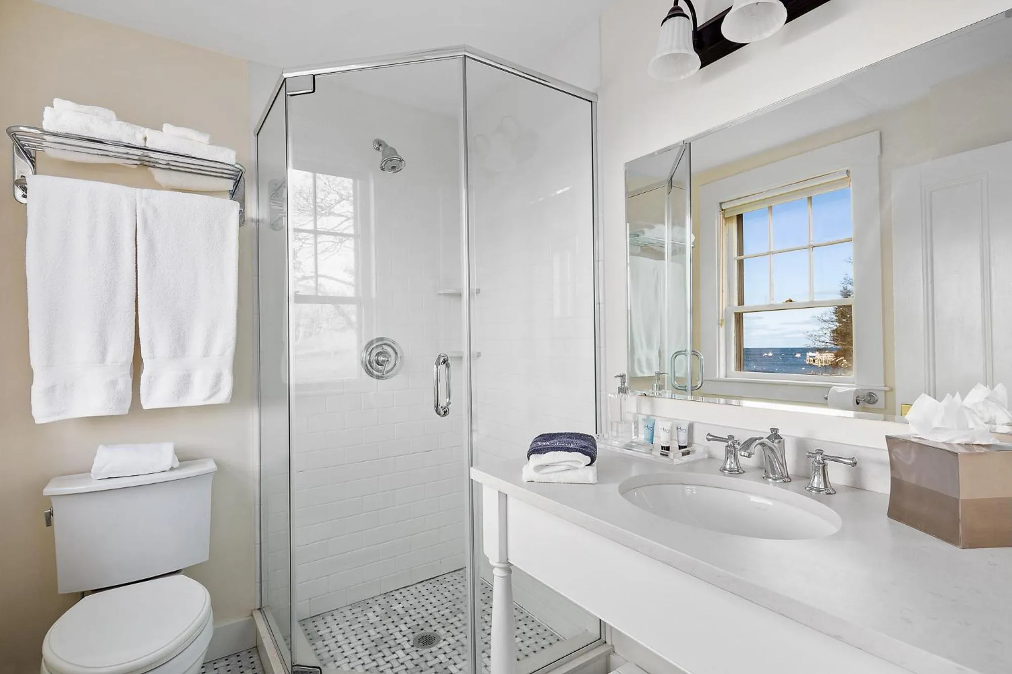 Shower in East Wind Inn & Suites