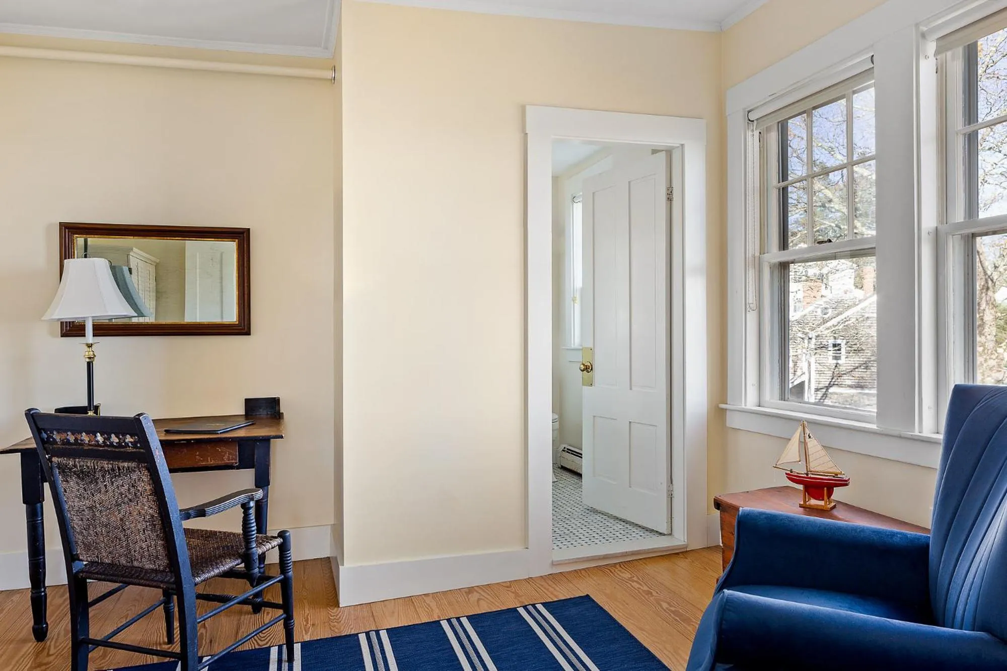 Seating area in East Wind Inn & Suites