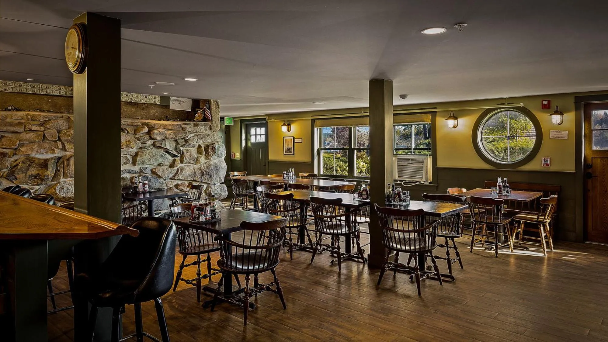 Restaurant/places to eat in East Wind Inn & Suites