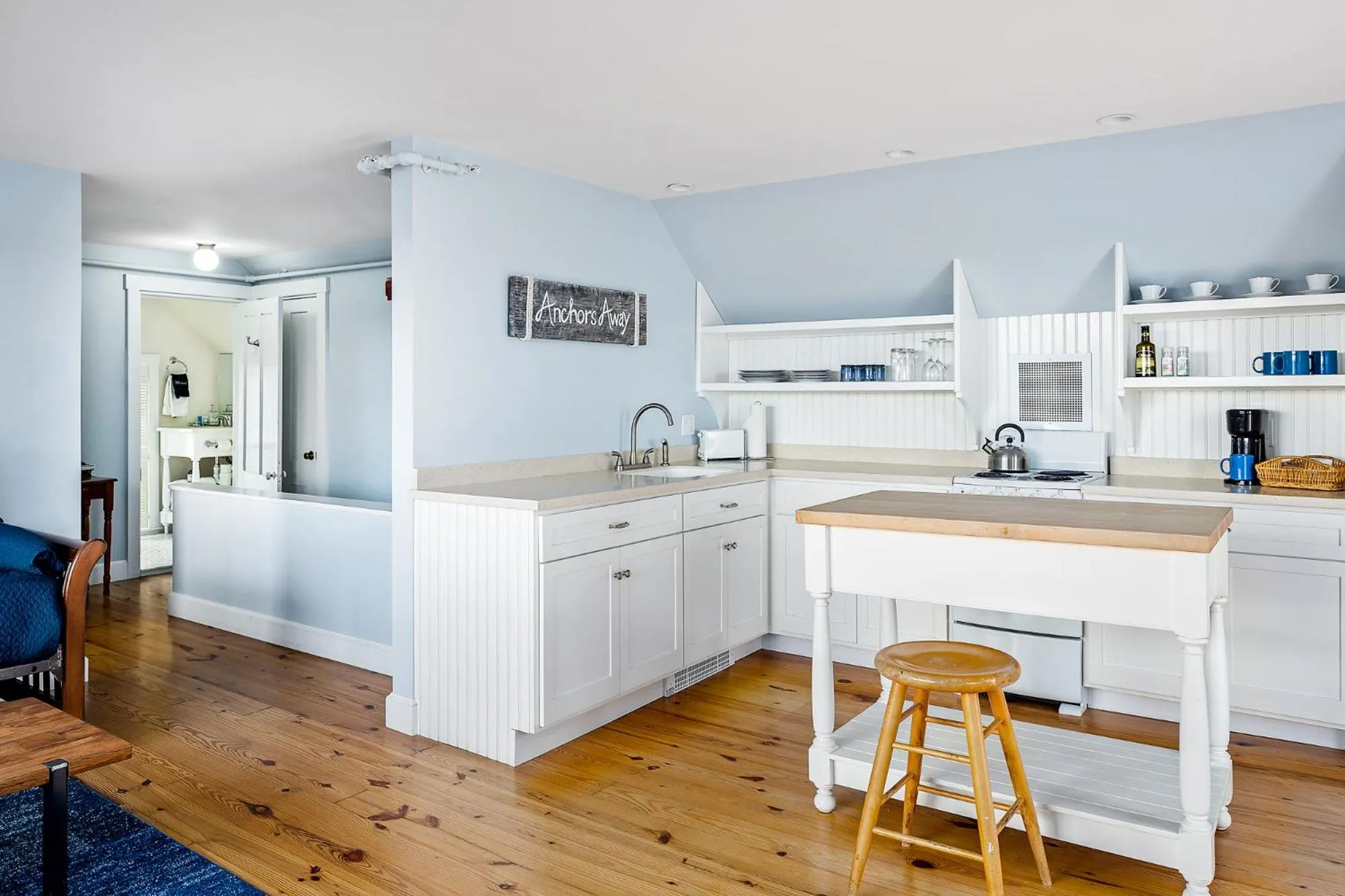 Kitchen or kitchenette in East Wind Inn & Suites