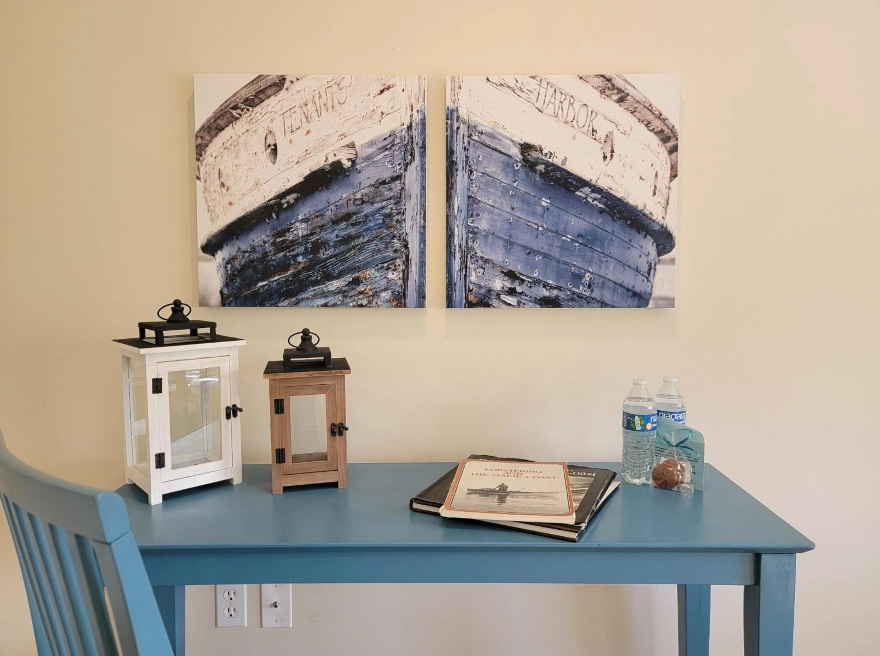 Seating area in East Wind Inn & Suites