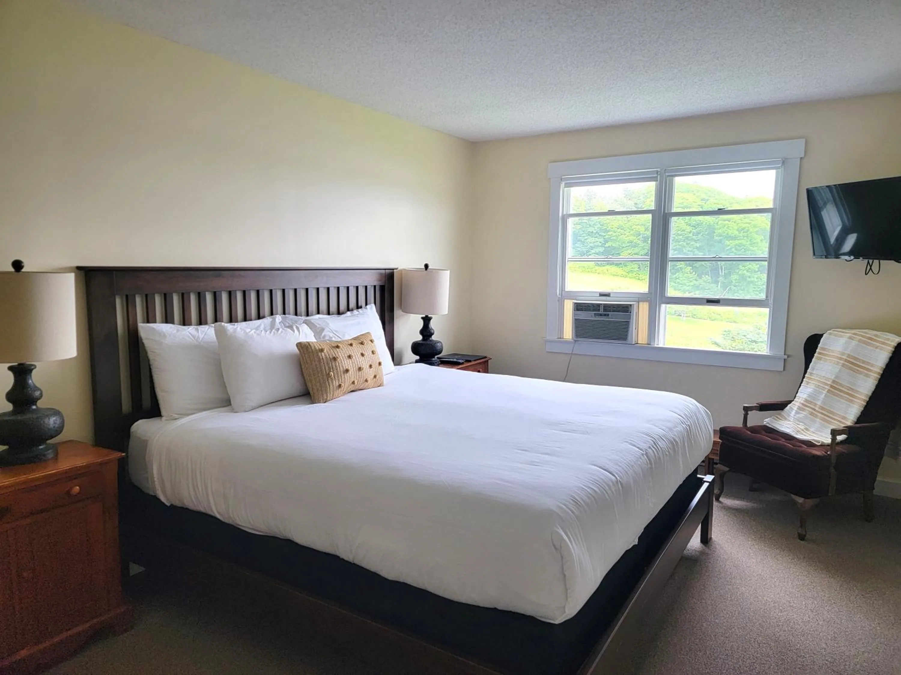 Bed in East Wind Inn & Suites