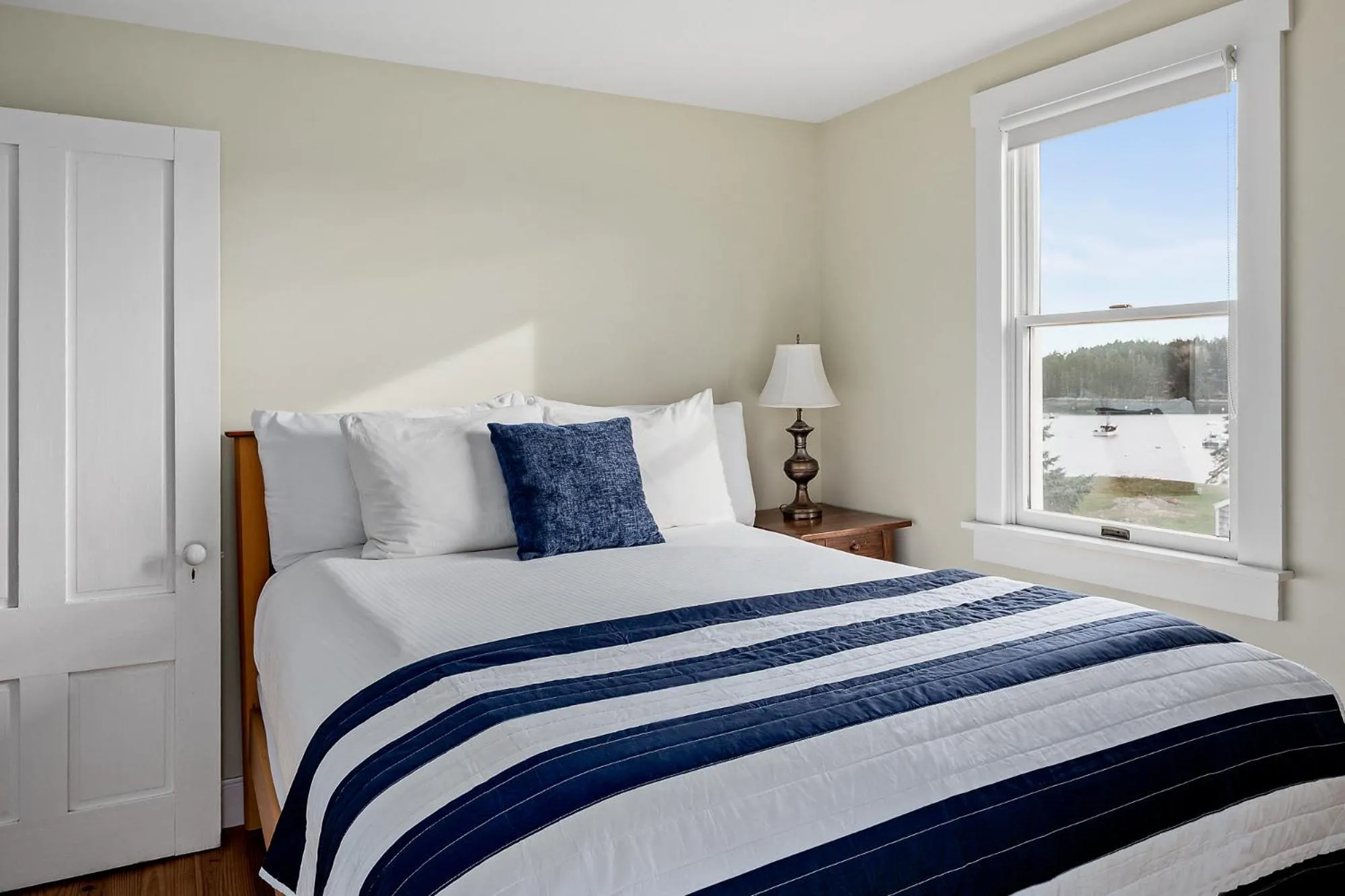 Bed in East Wind Inn & Suites