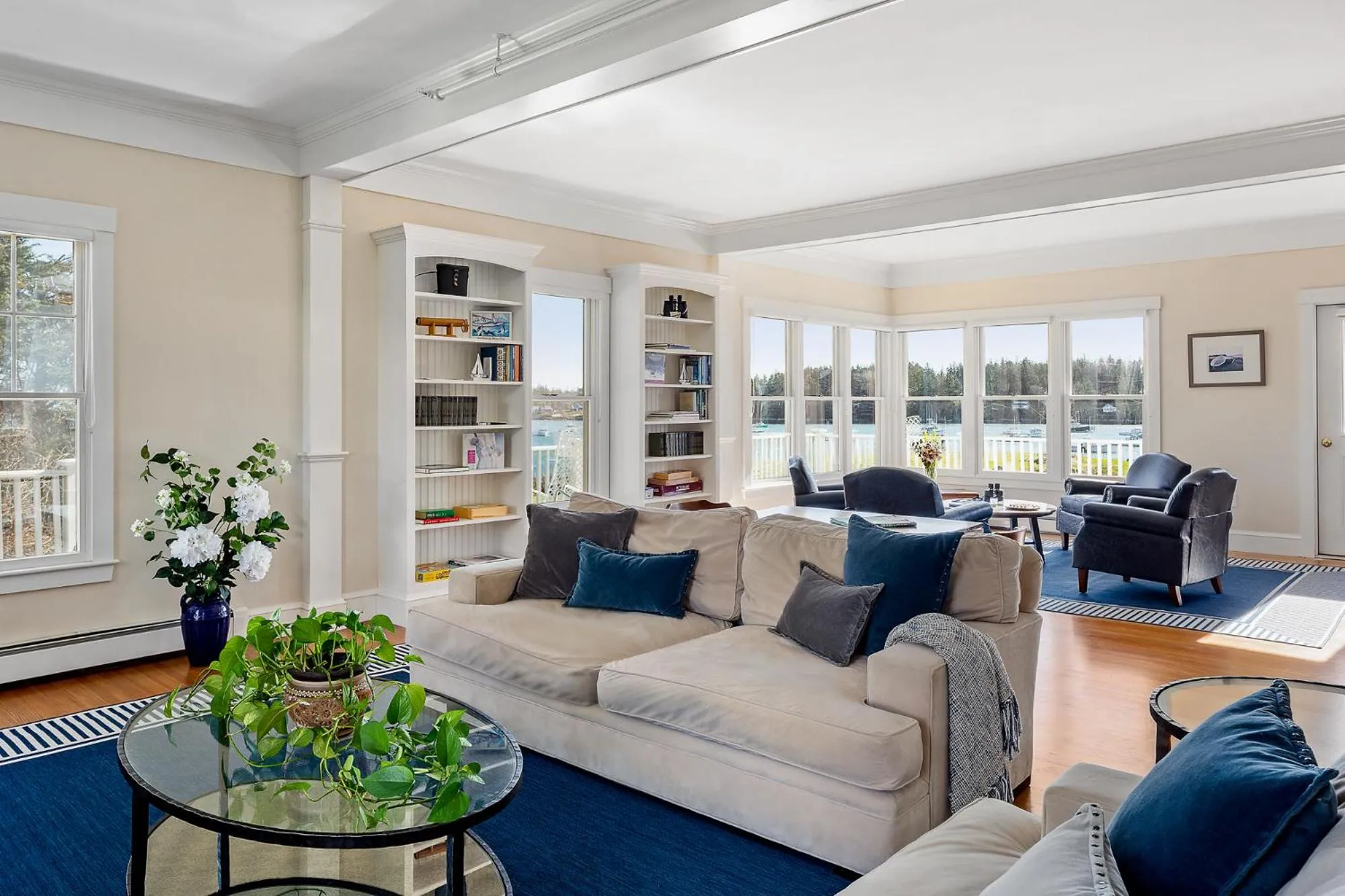 Communal lounge/ TV room in East Wind Inn & Suites