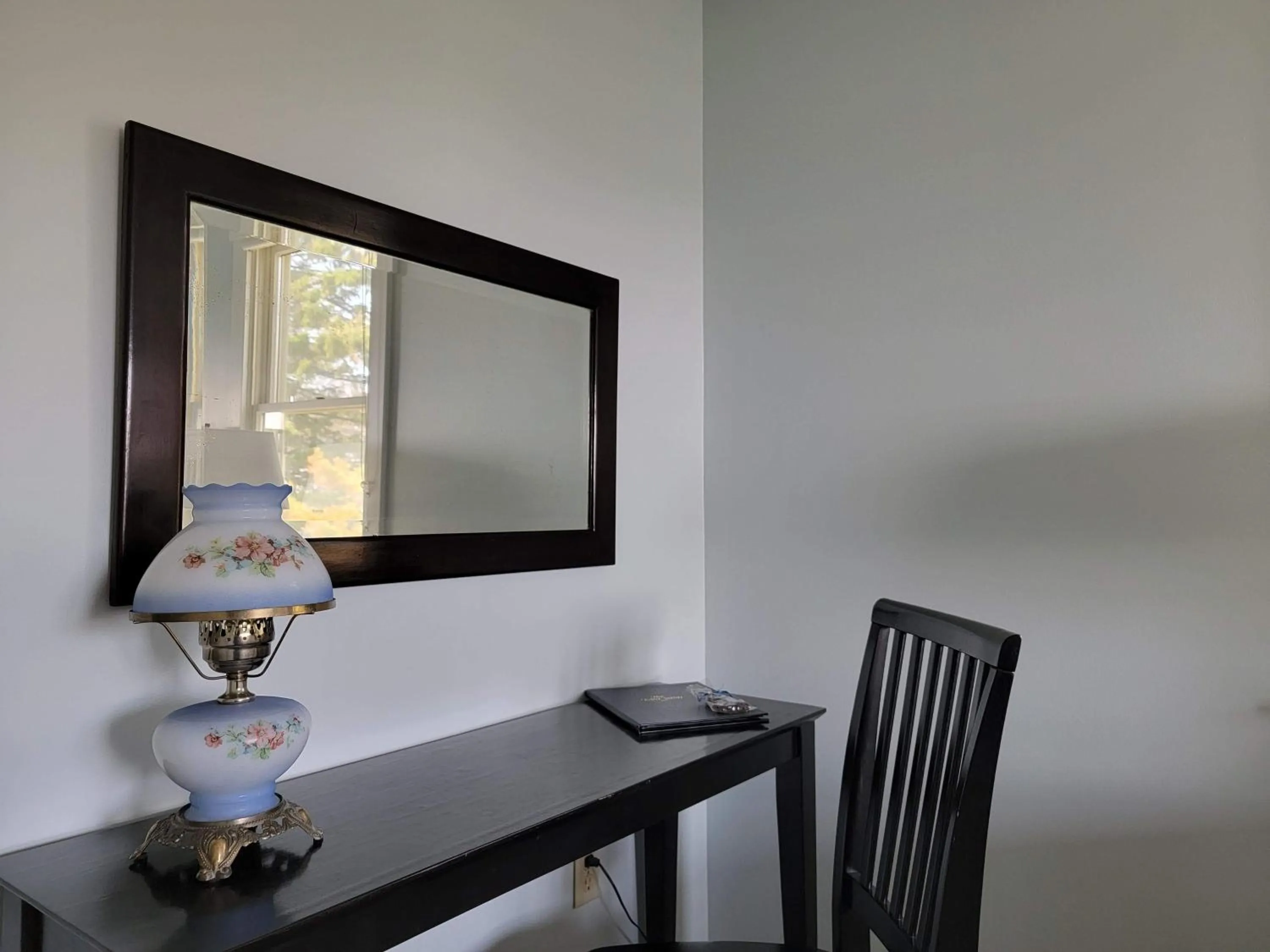 Seating area in East Wind Inn & Suites