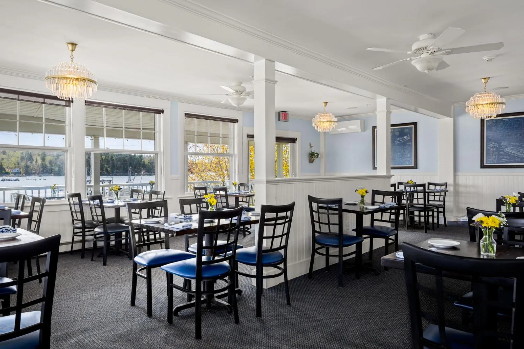 Dining area in East Wind Inn & Suites