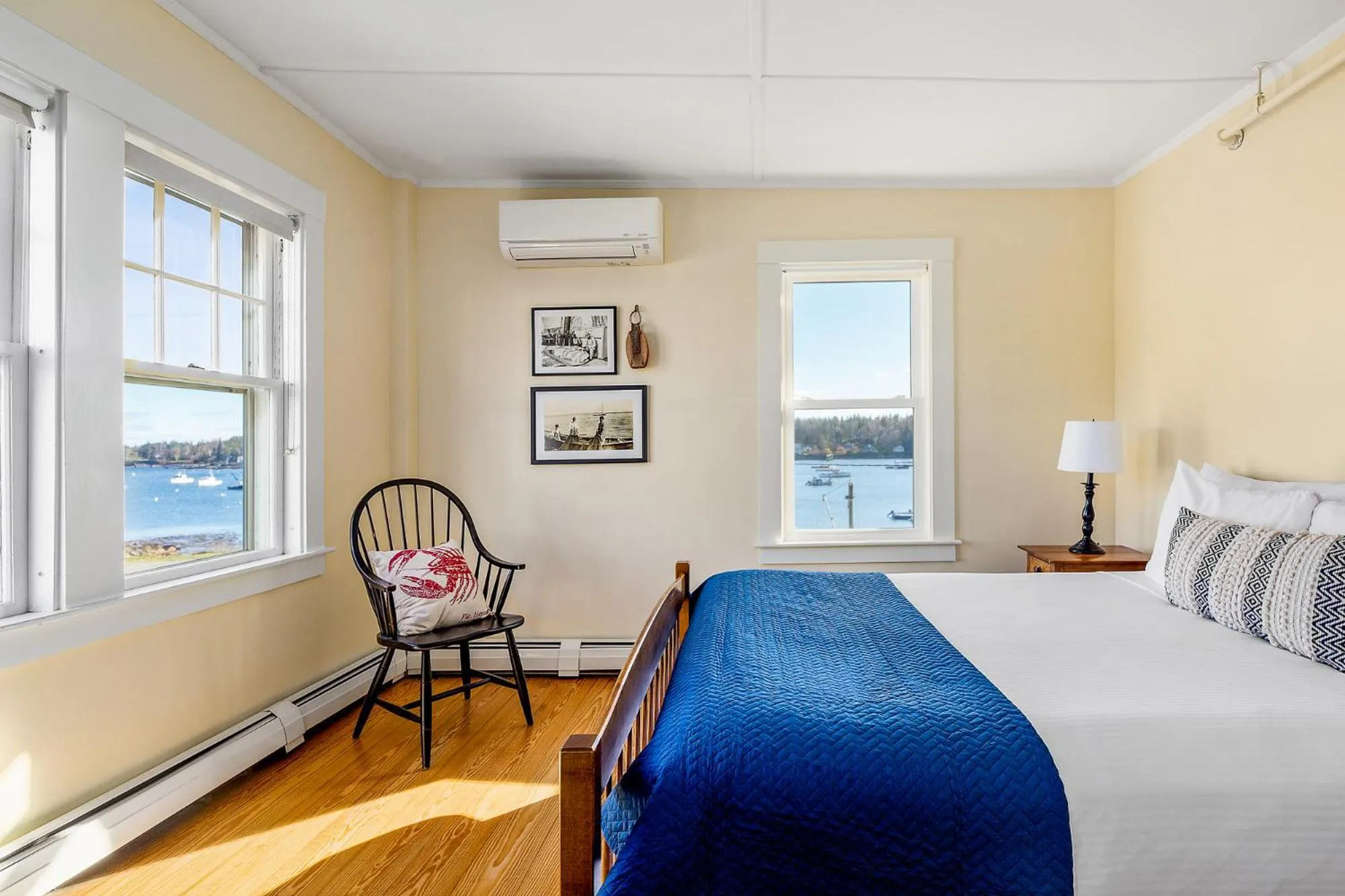 Bed in East Wind Inn & Suites