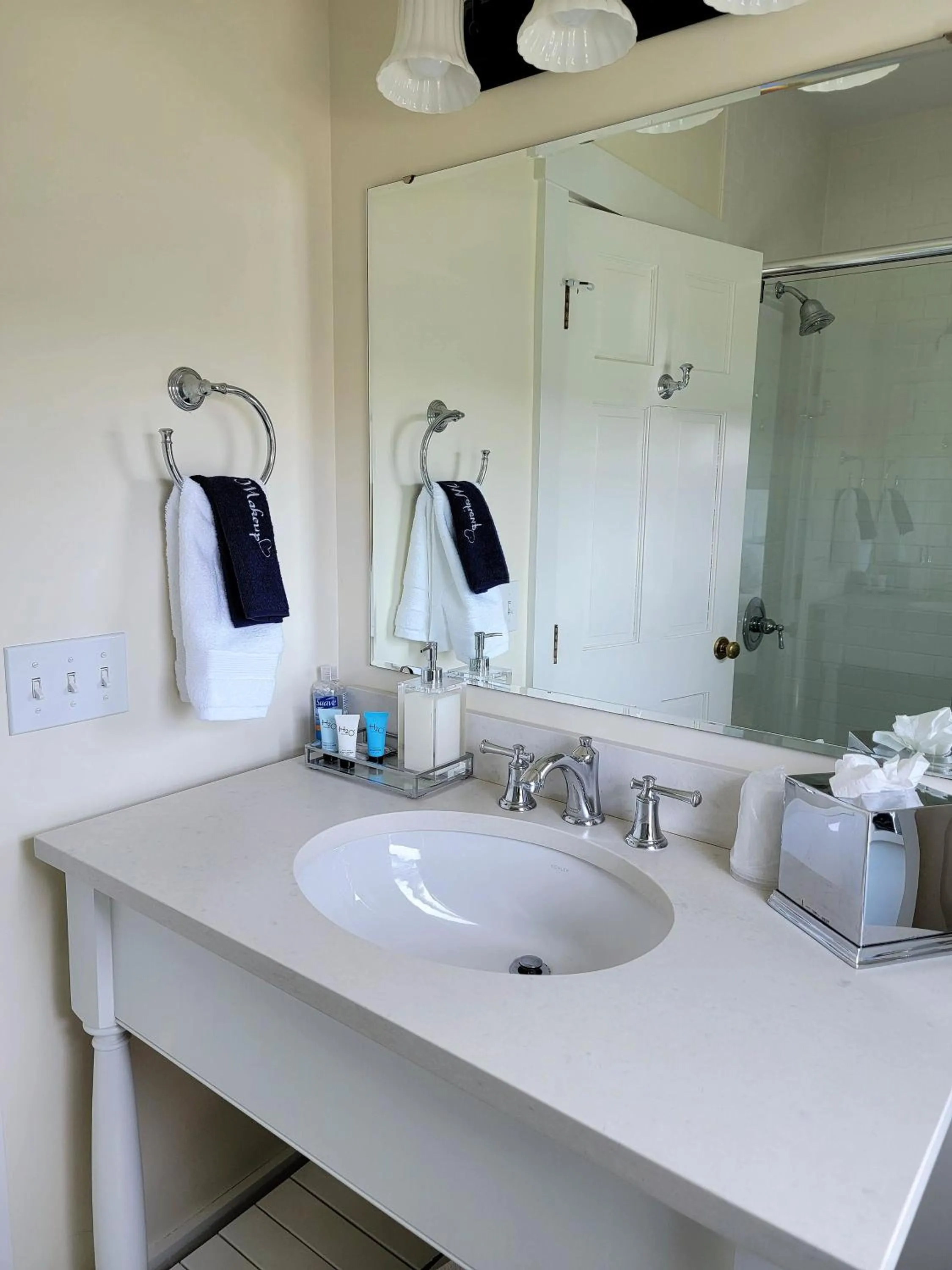 Bathroom in East Wind Inn & Suites