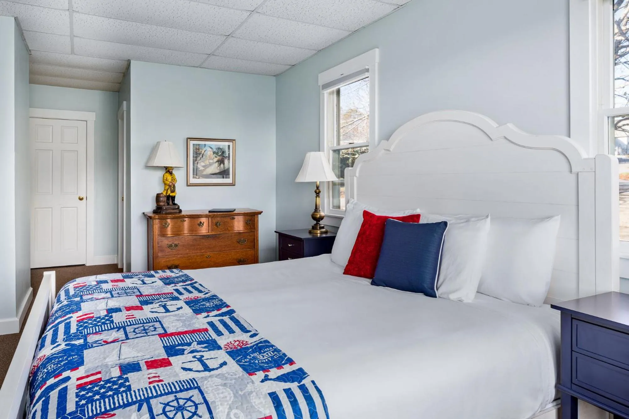 Bed in East Wind Inn & Suites