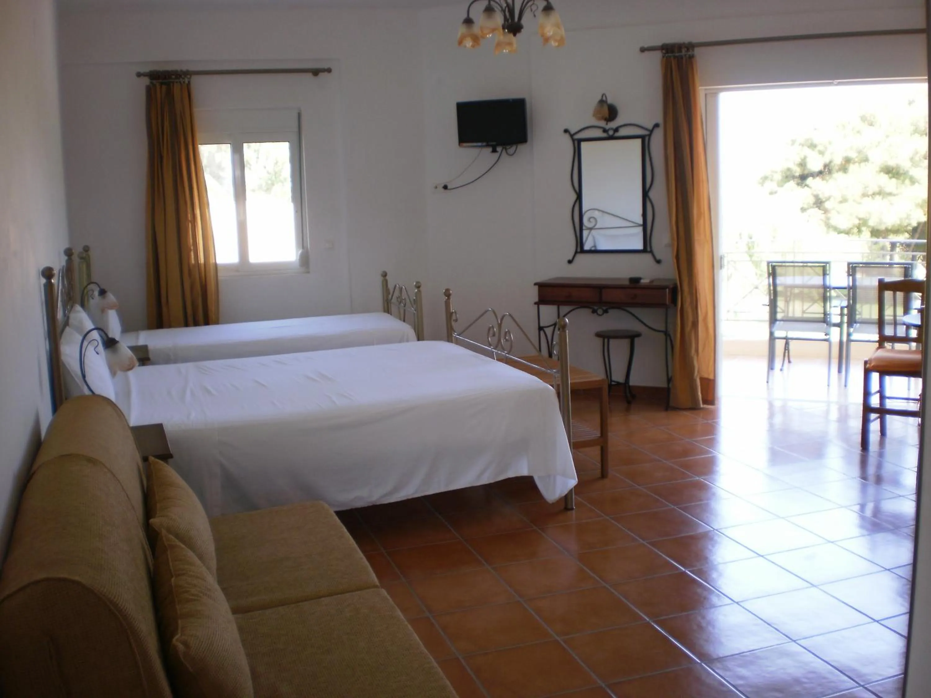 Photo of the whole room, Bed in Kasimis