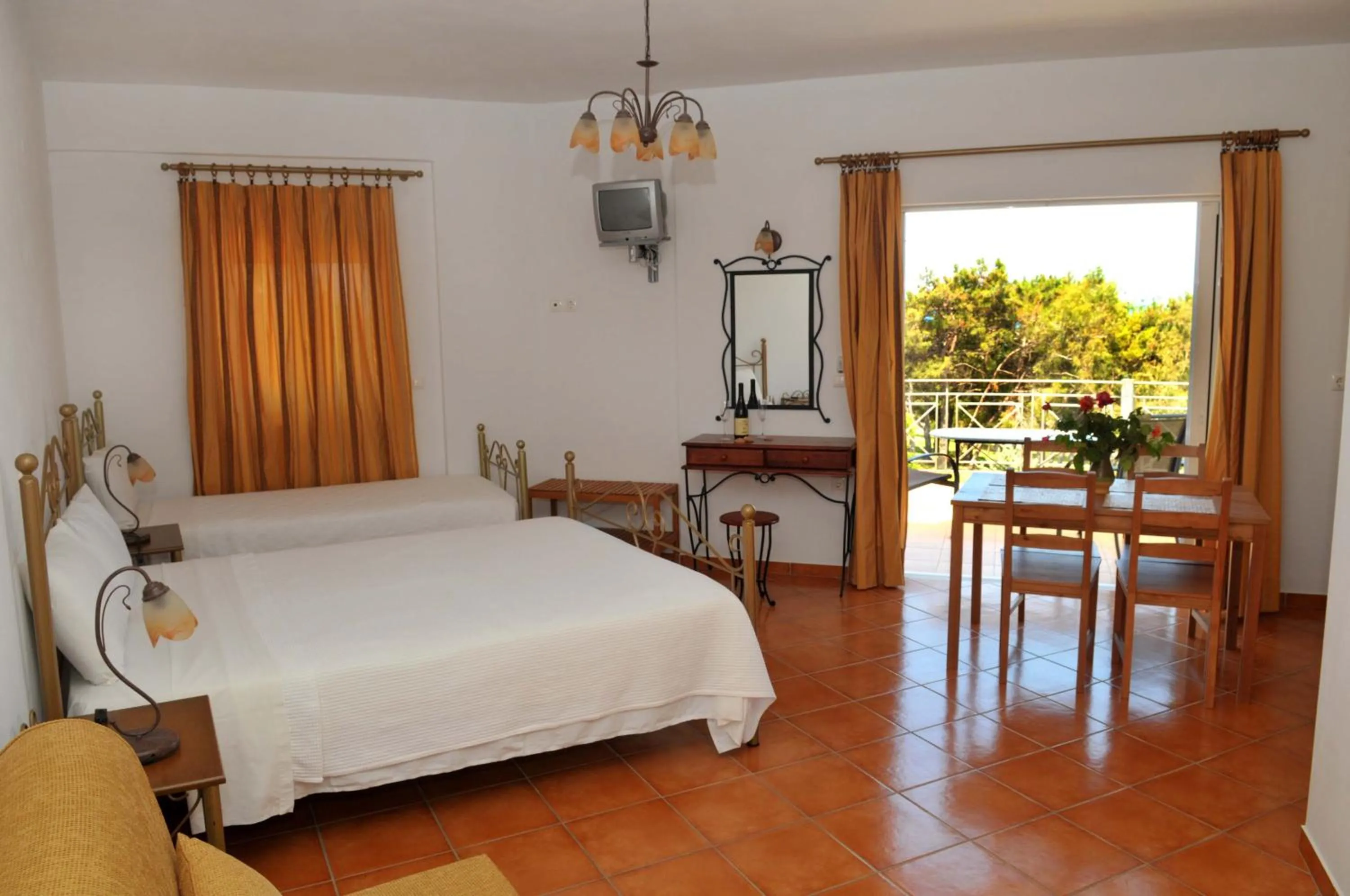 Photo of the whole room, Bed in Kasimis