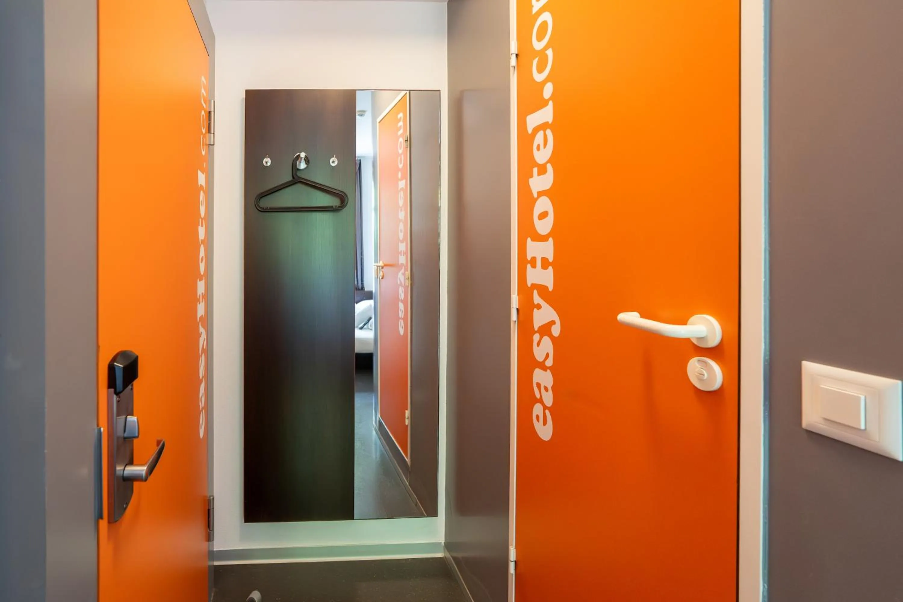 wardrobe in easyHotel Zürich City Centre