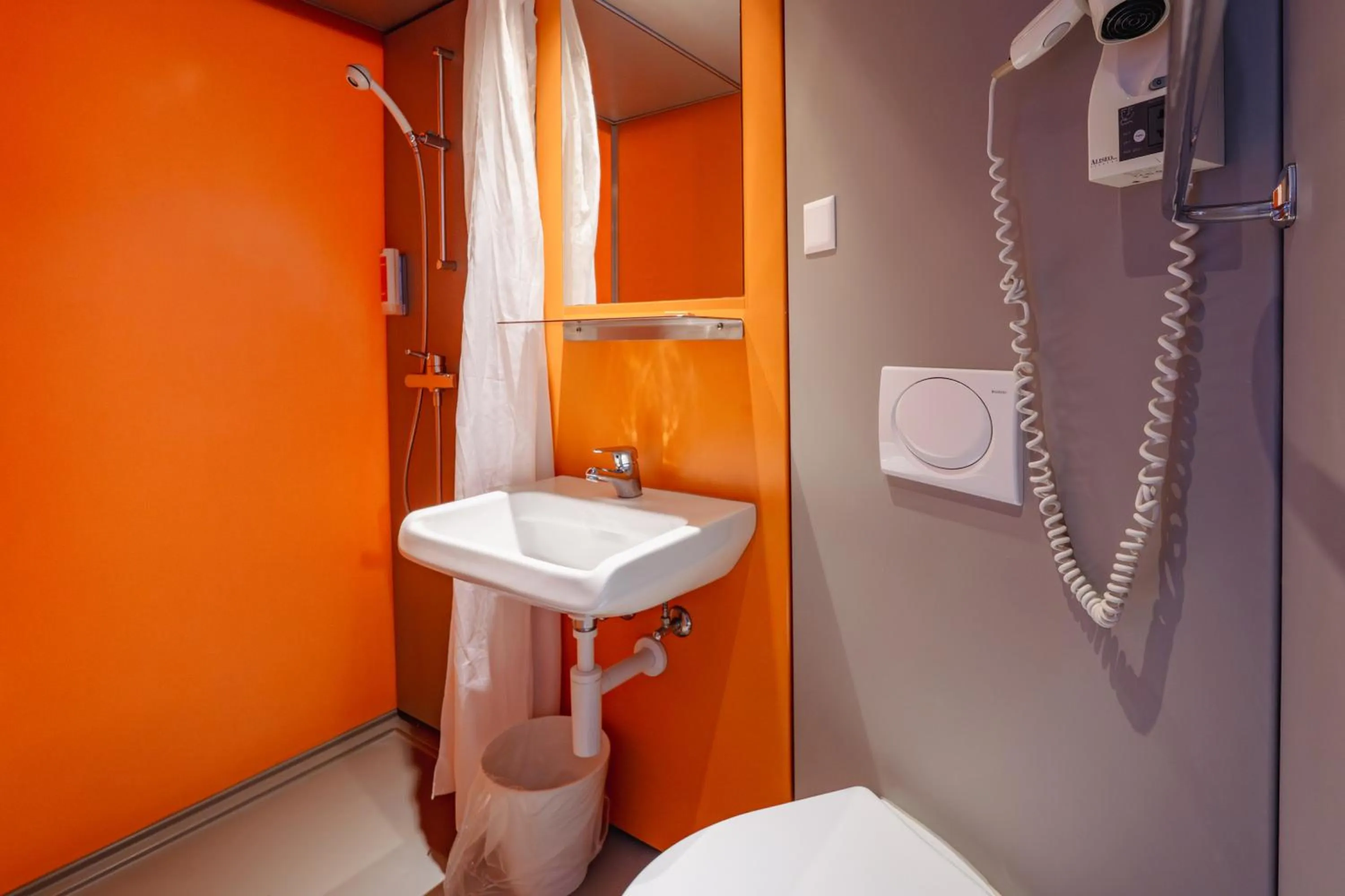 Shower in easyHotel Zürich City Centre