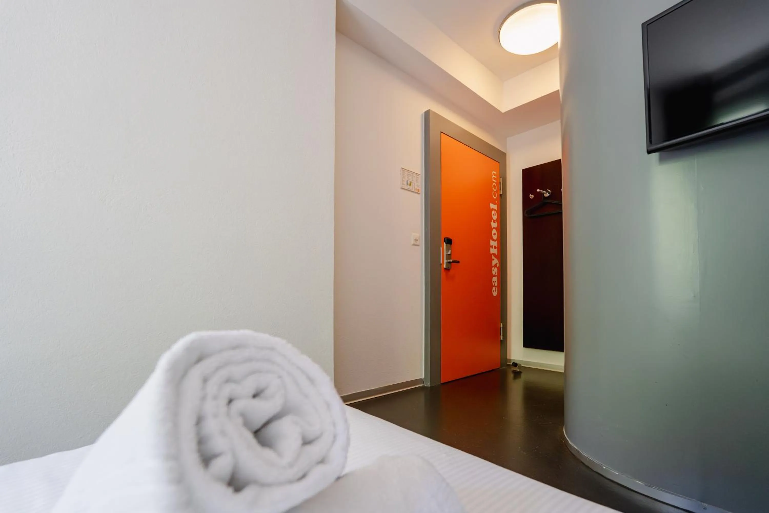 towels, Bed in easyHotel Zürich City Centre