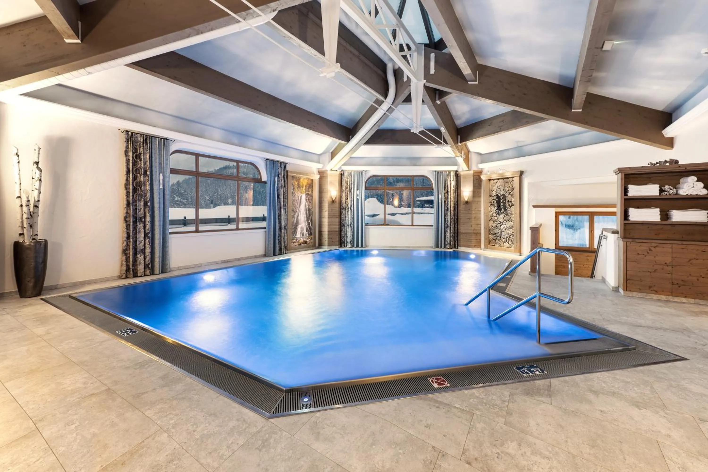 Swimming pool in Hotel Riedl