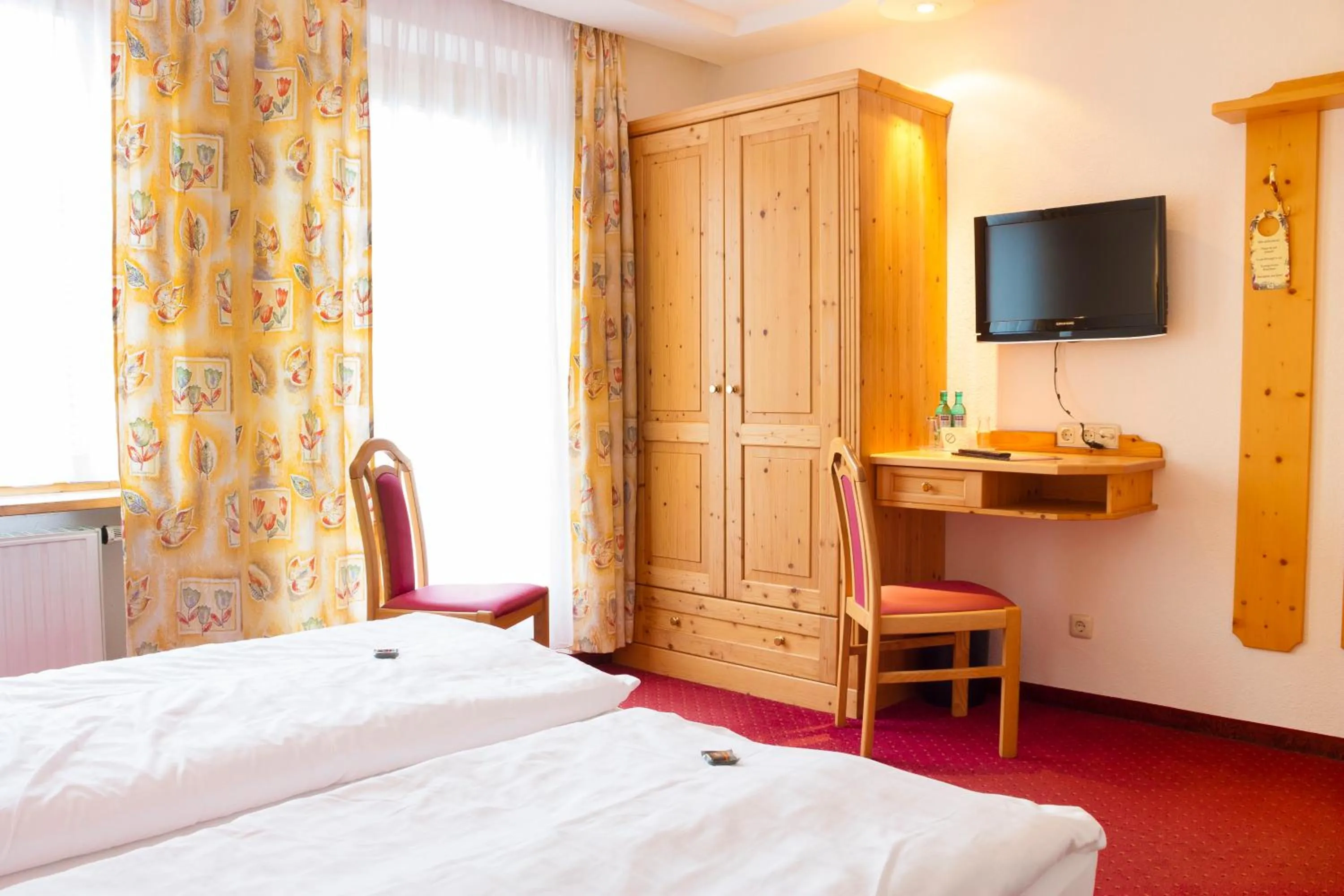 Photo of the whole room, Bed in Elbhotel Bad Schandau