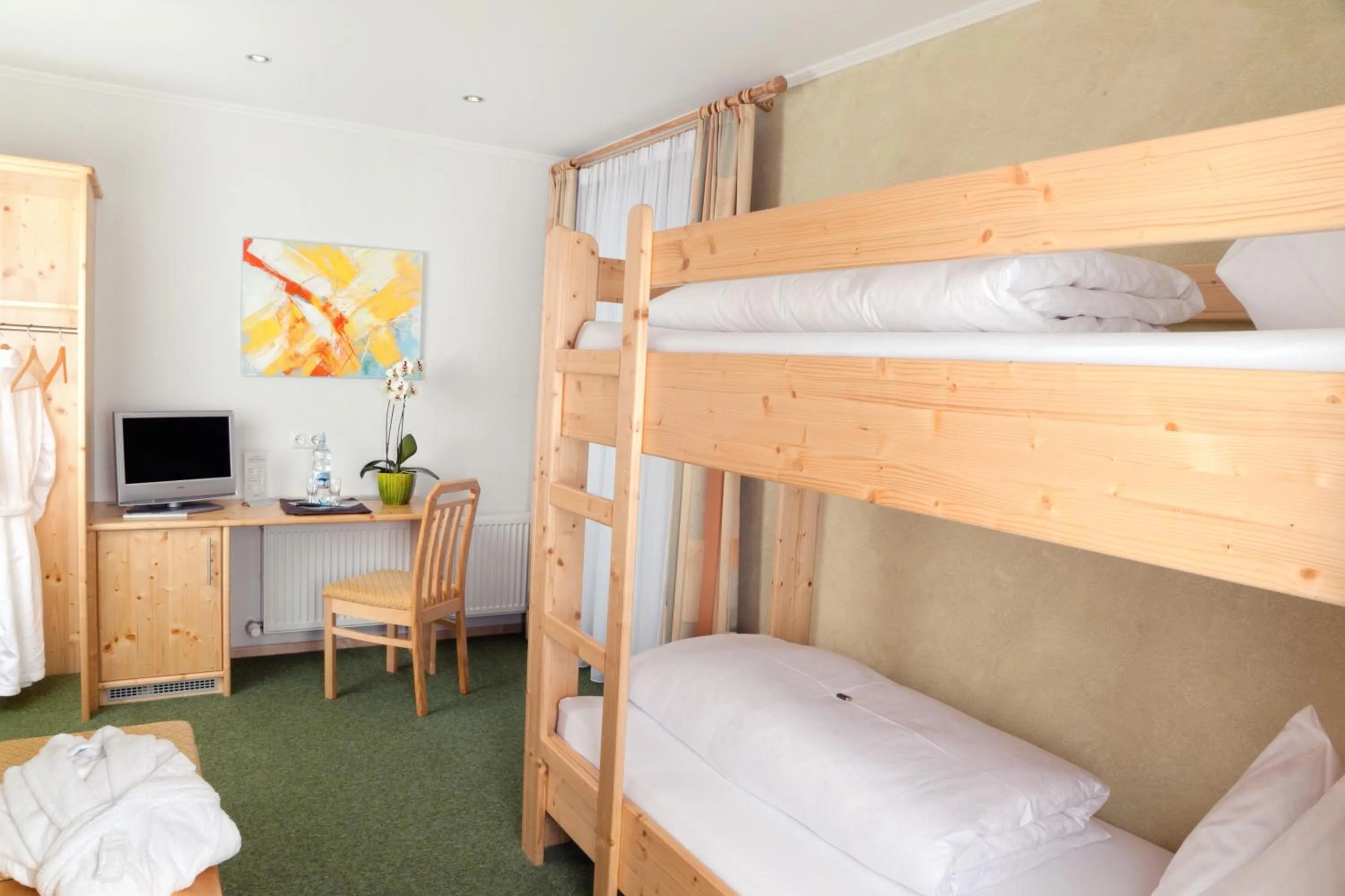 Photo of the whole room, Bed in Hotel Garni Burger