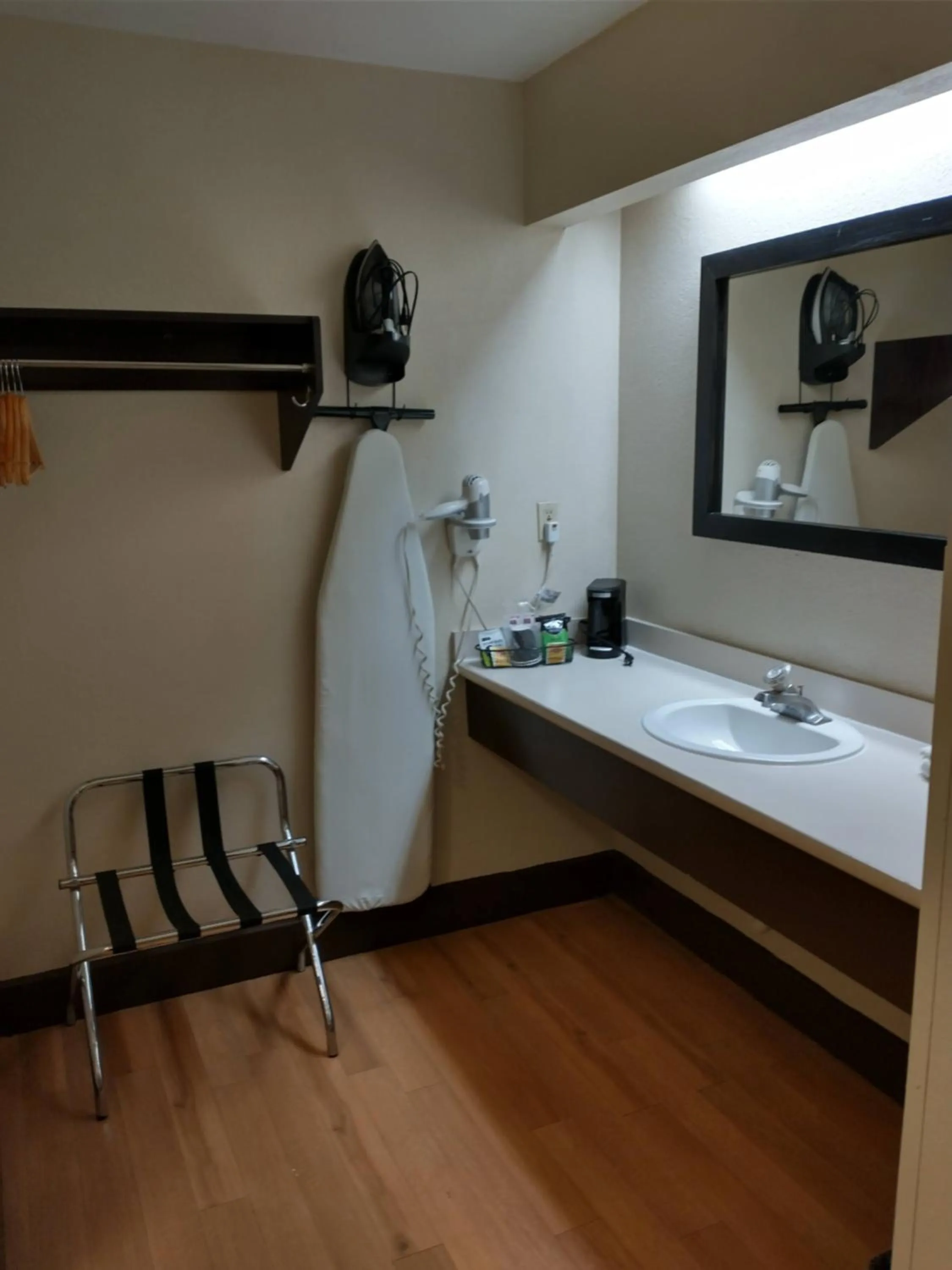 Bathroom, Bed in Red Roof Inn Santa Ana