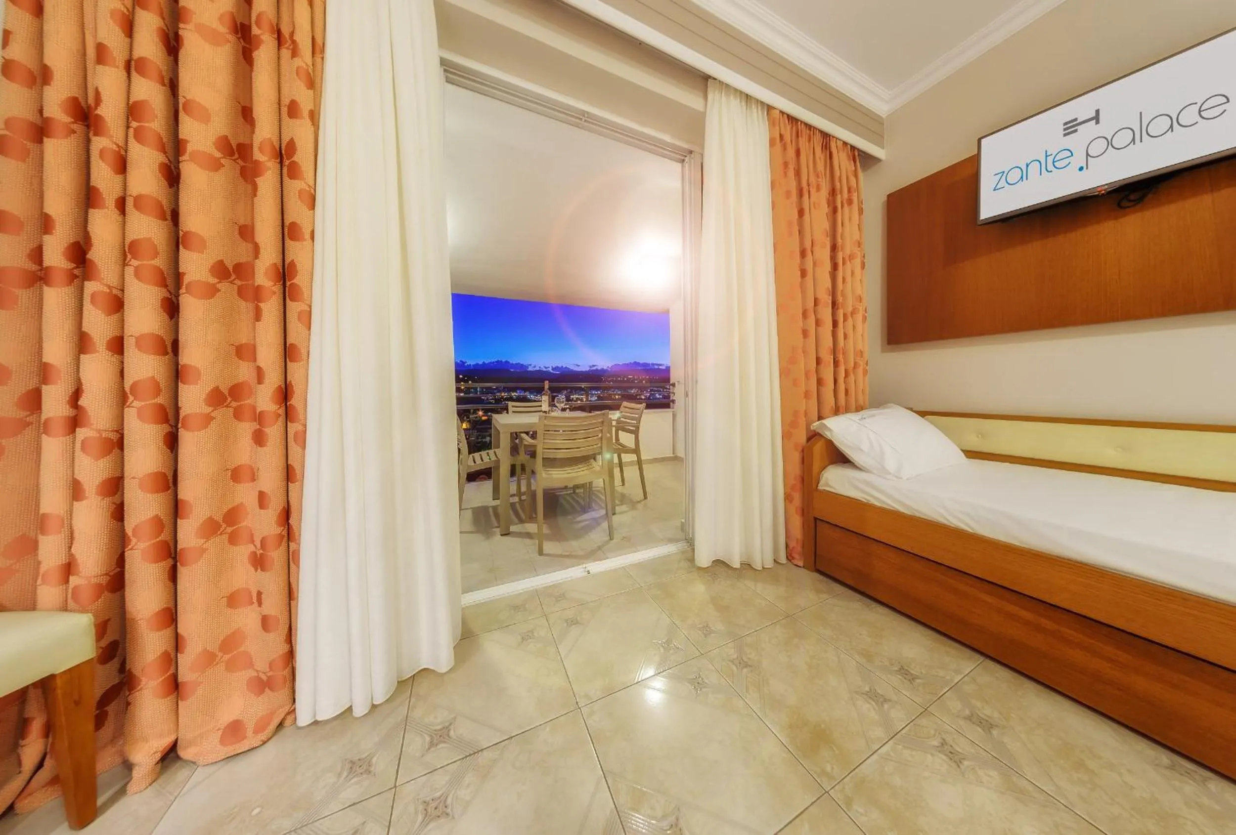 young children, Bed in Zante Palace