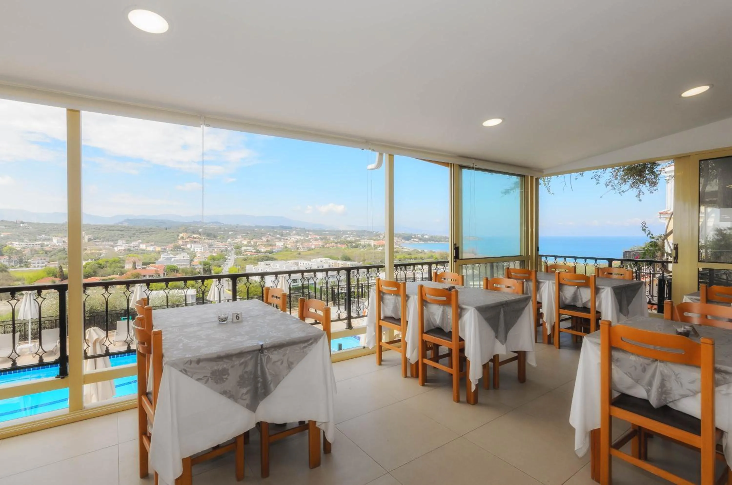 Restaurant/places to eat in Zante Palace