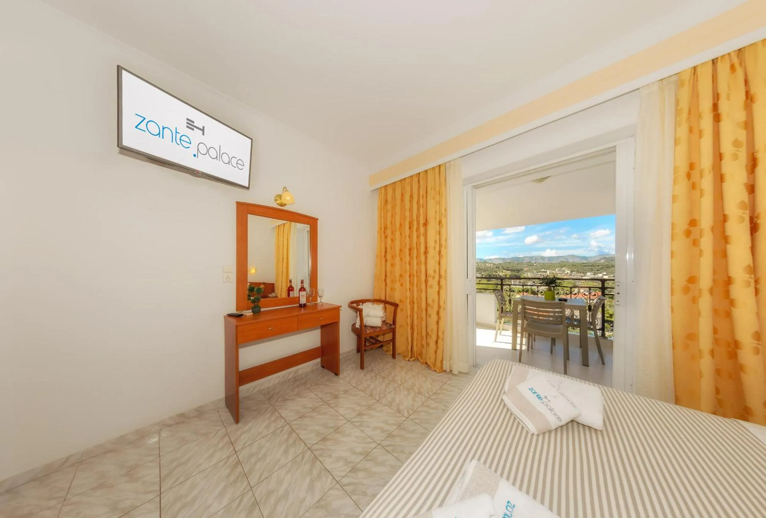 Photo of the whole room, Bed in Zante Palace