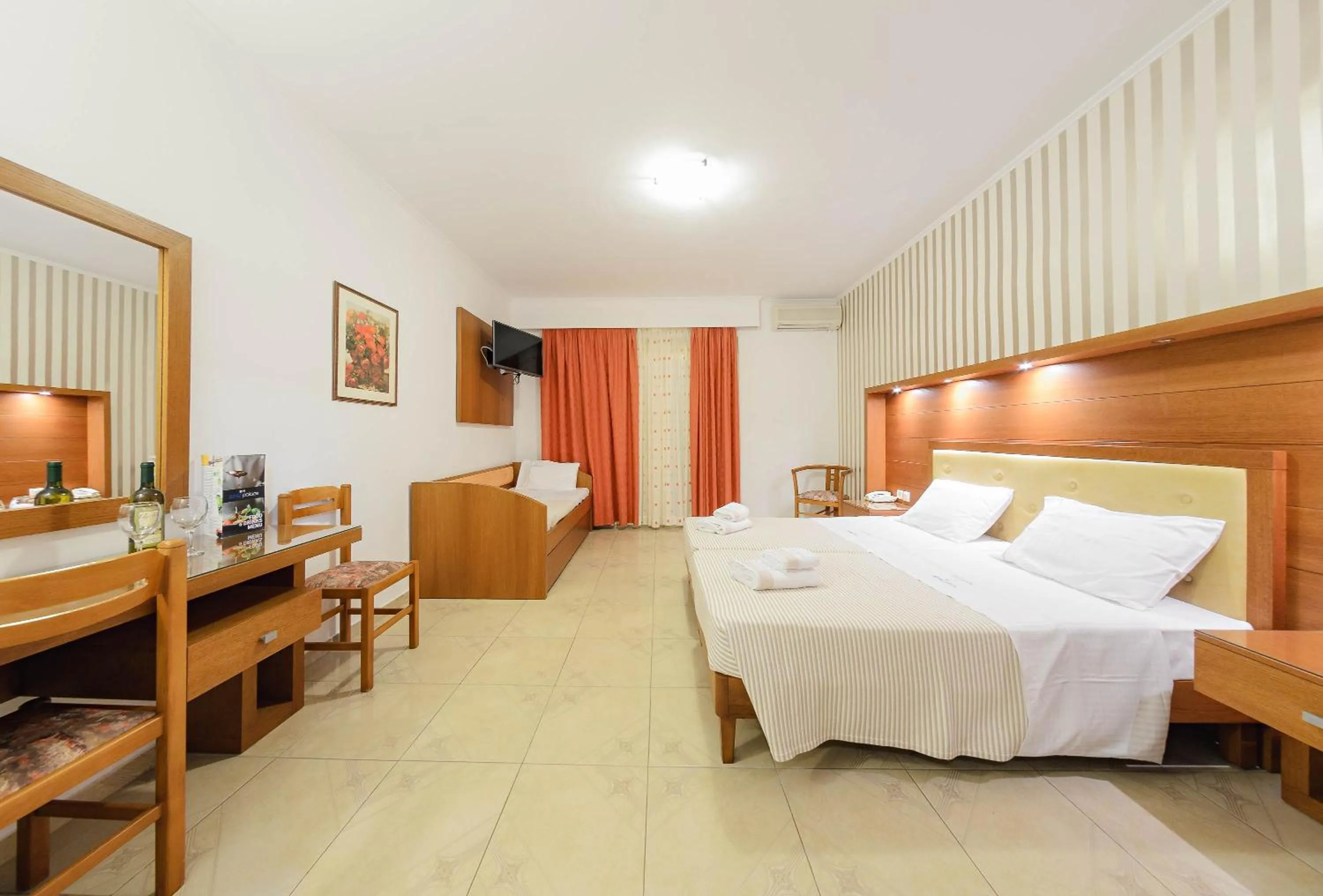 Photo of the whole room, Bed in Zante Palace