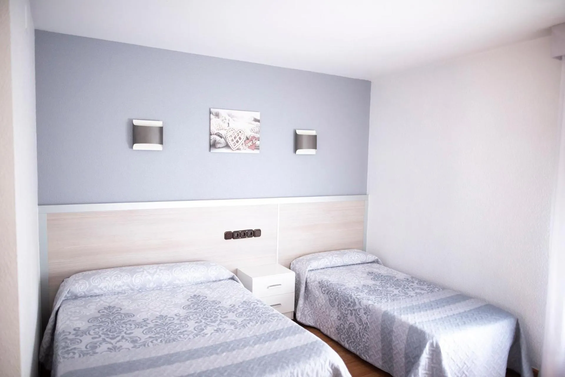 Triple Room (1 double + 1 single bed) in Hostal La Corte