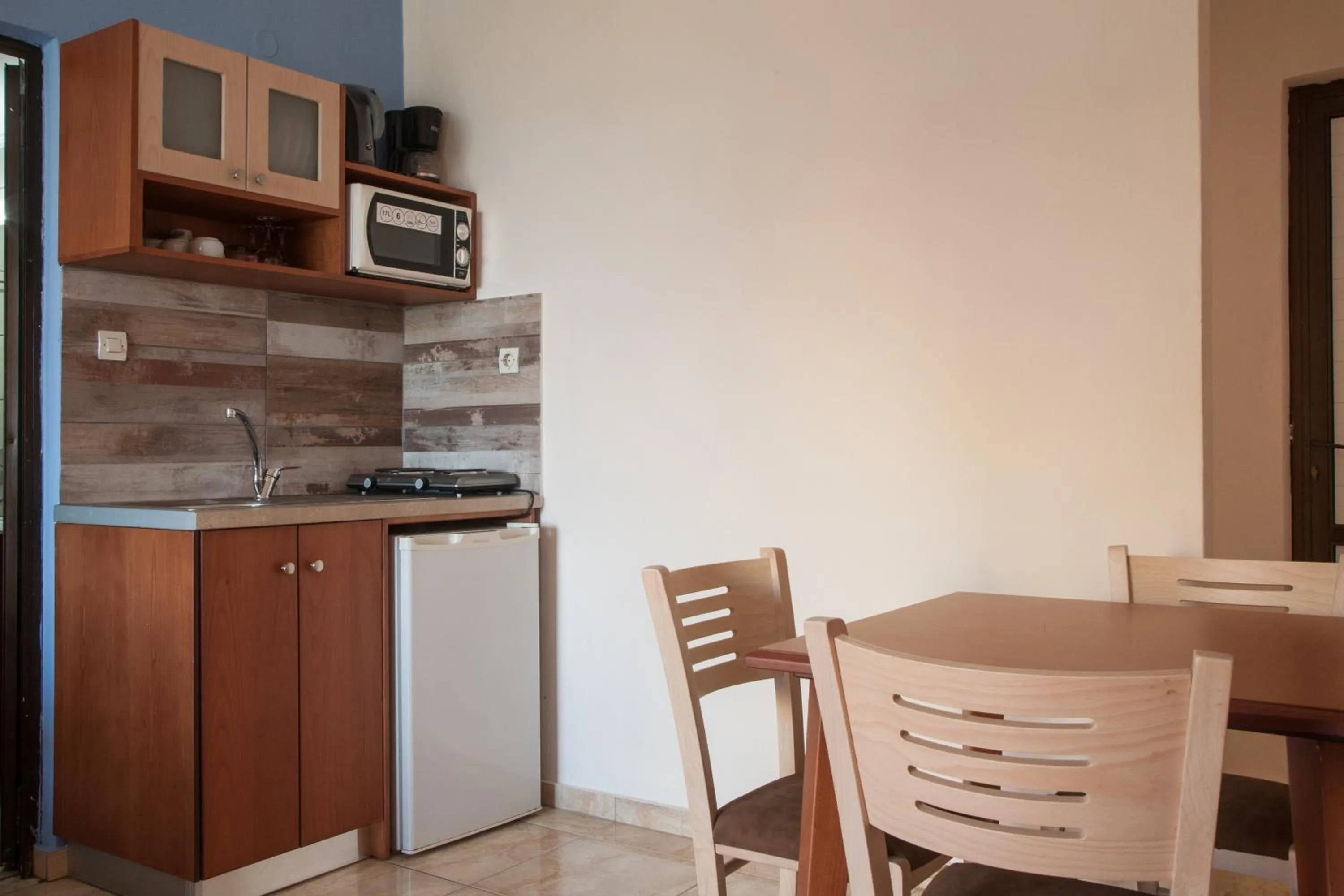 Kitchen or kitchenette in Ekavi Apartments
