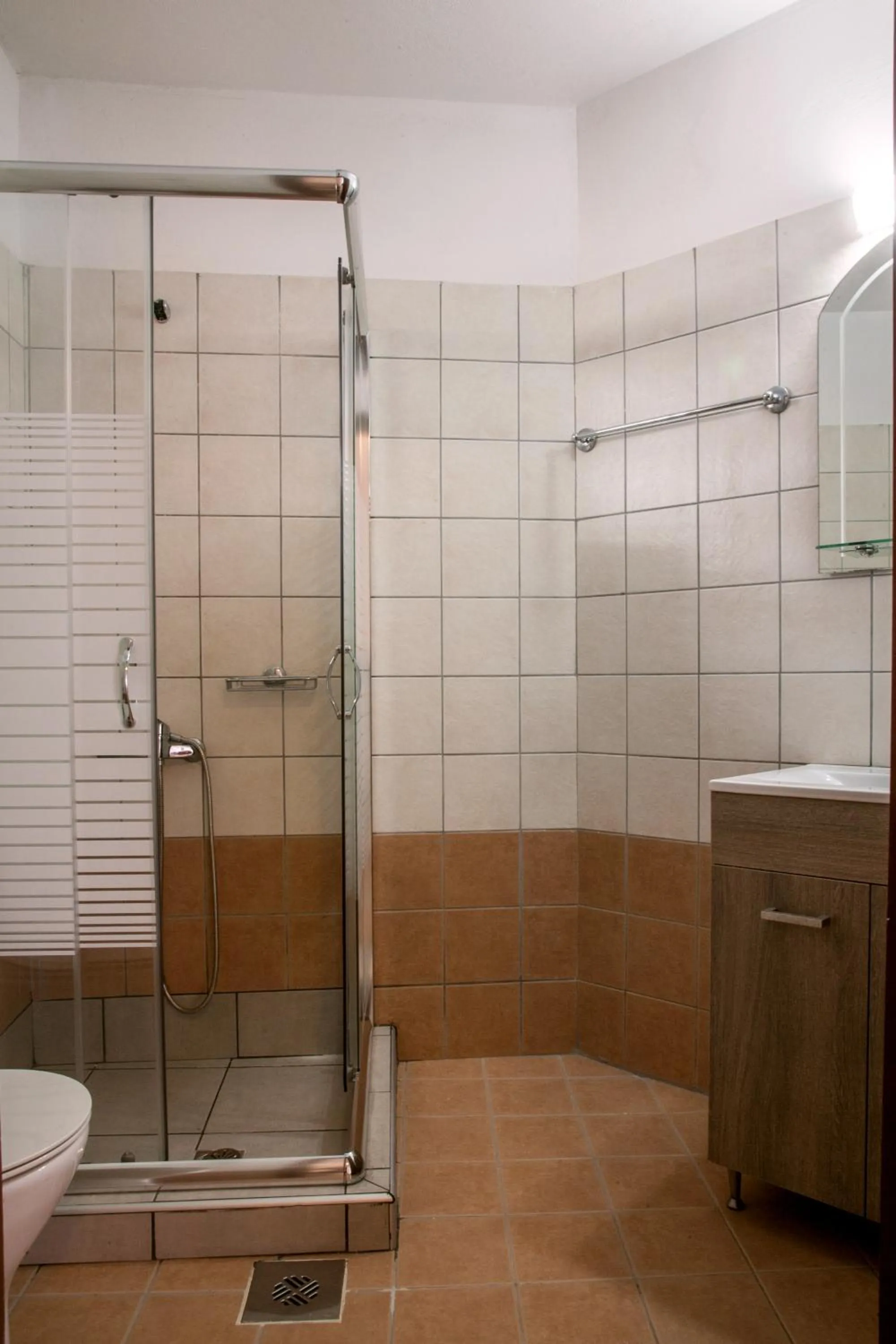 Shower in Ekavi Apartments