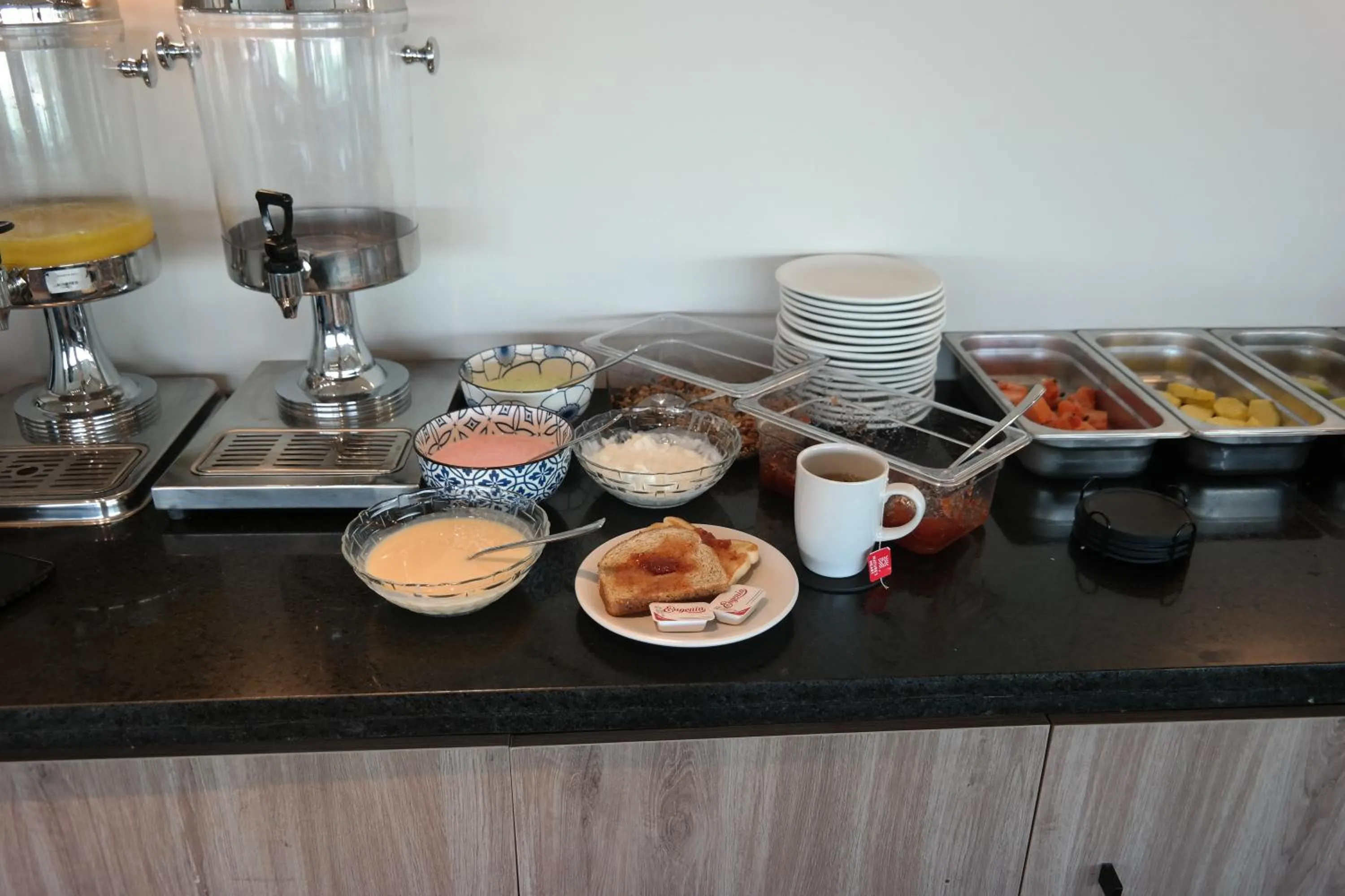 Restaurant/places to eat in Oliva Plaza Hotel