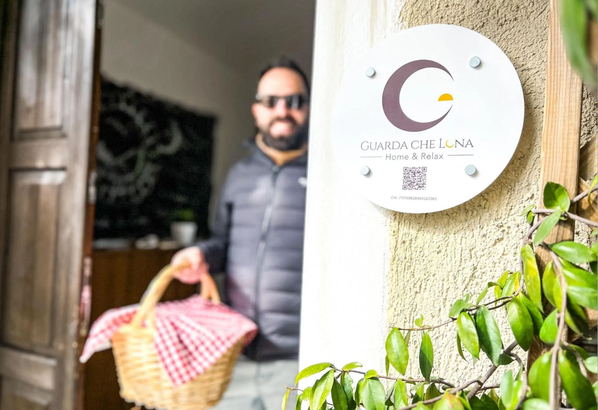 Property logo or sign in Guarda Che Luna