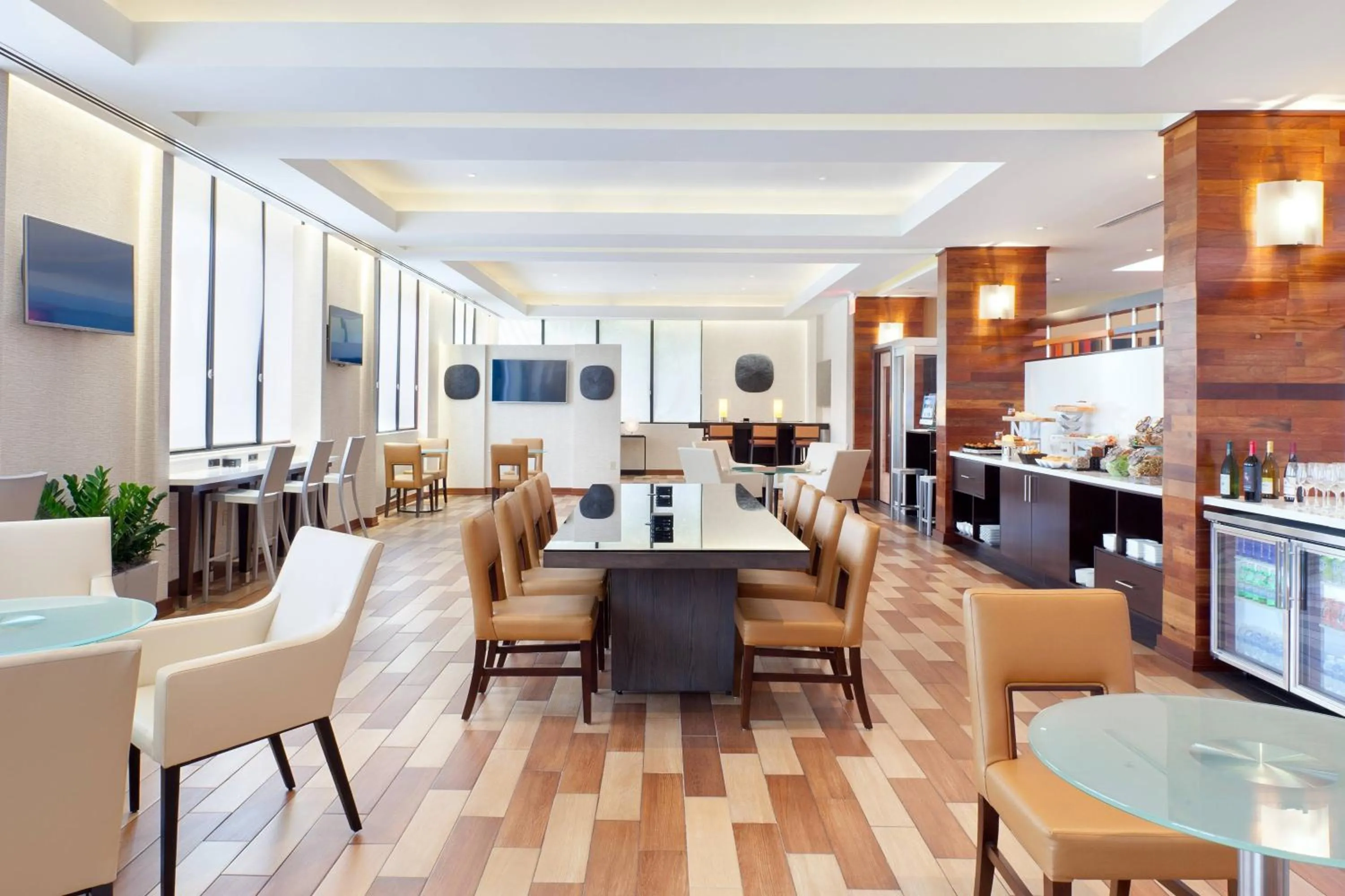 Lounge or bar in Miami Airport Marriott