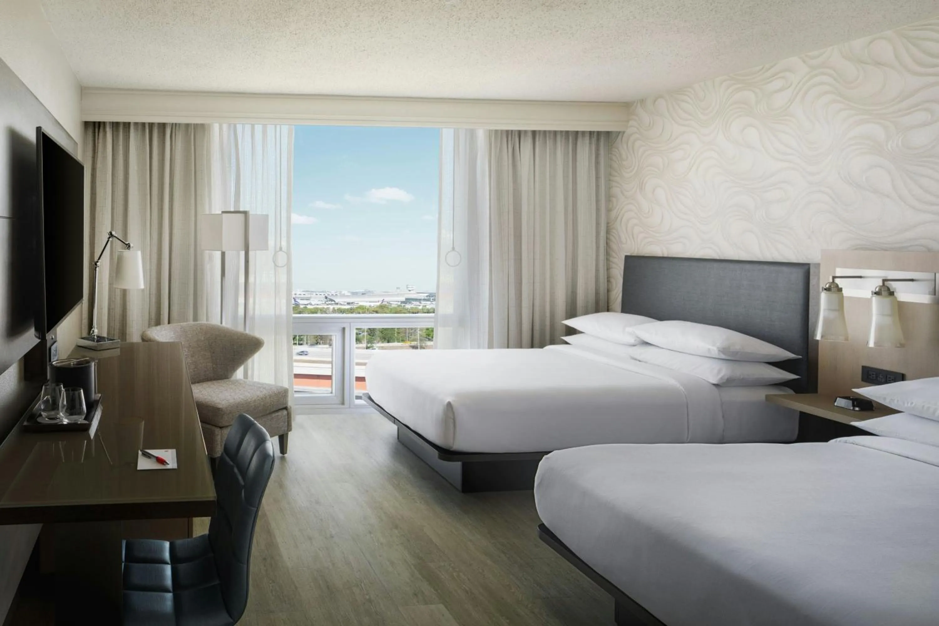 Photo of the whole room, Bed in Miami Airport Marriott