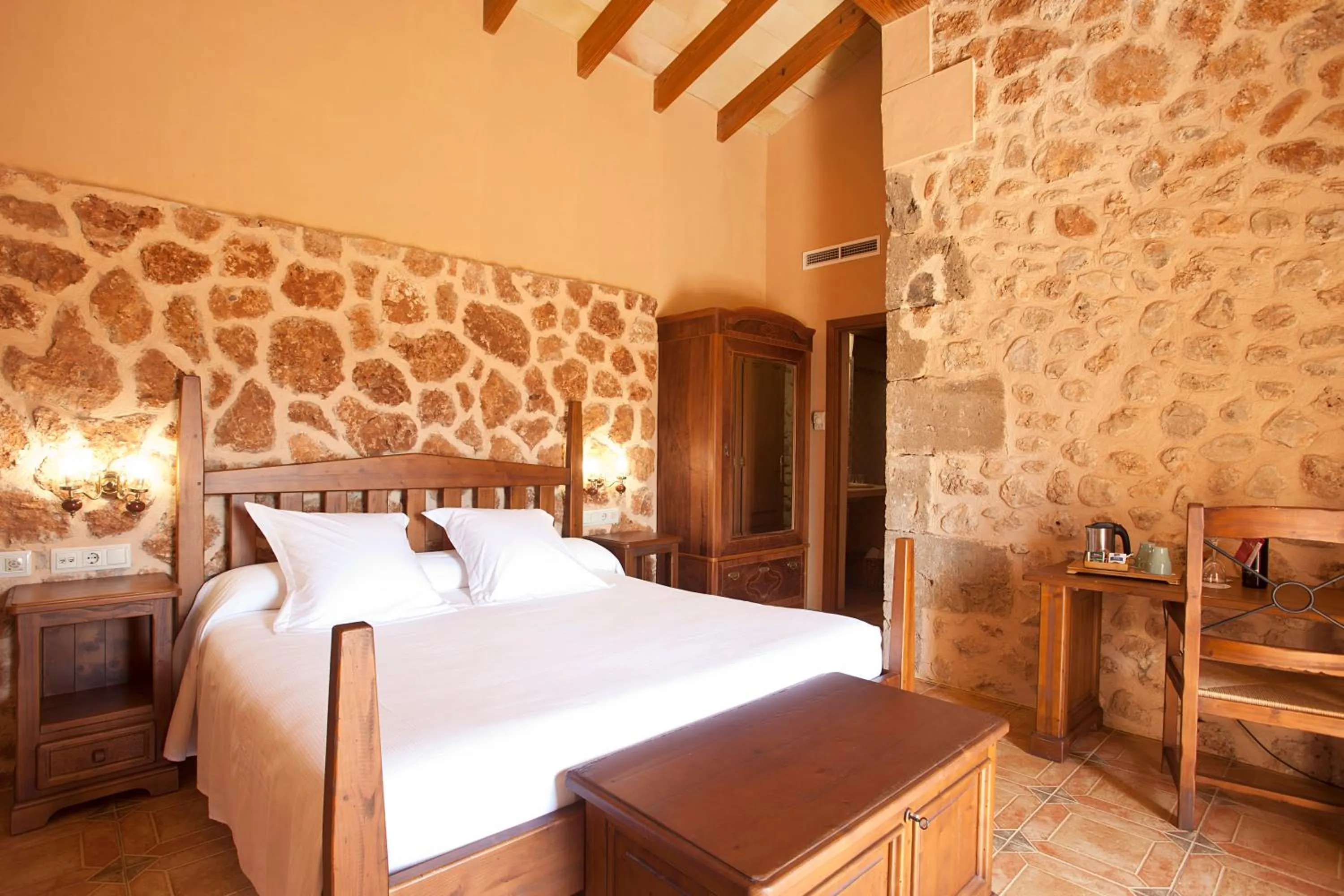 Photo of the whole room, Bed in Agroturismo Es Quatre Cantons