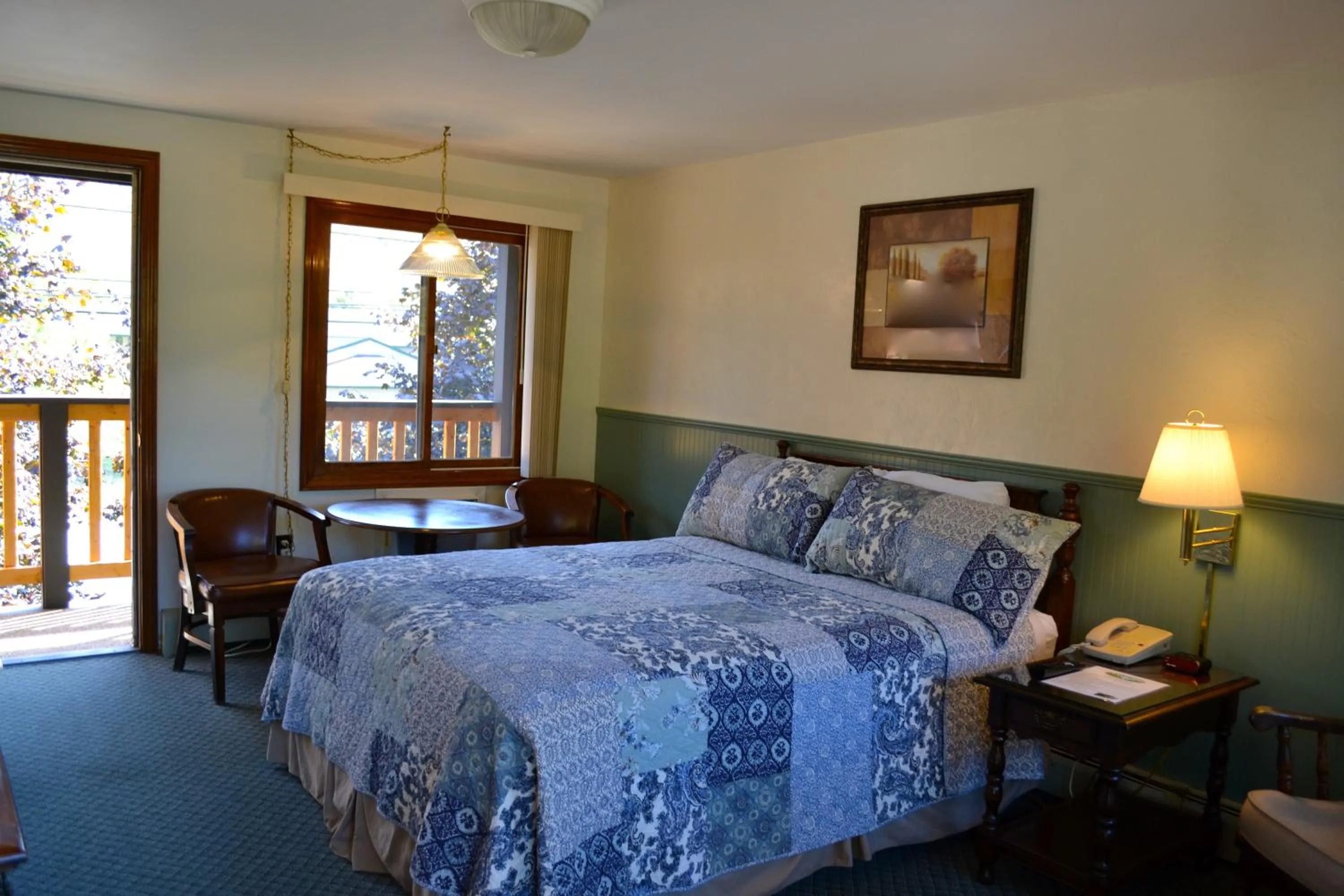Seating area, Bed in Kancamagus Lodge