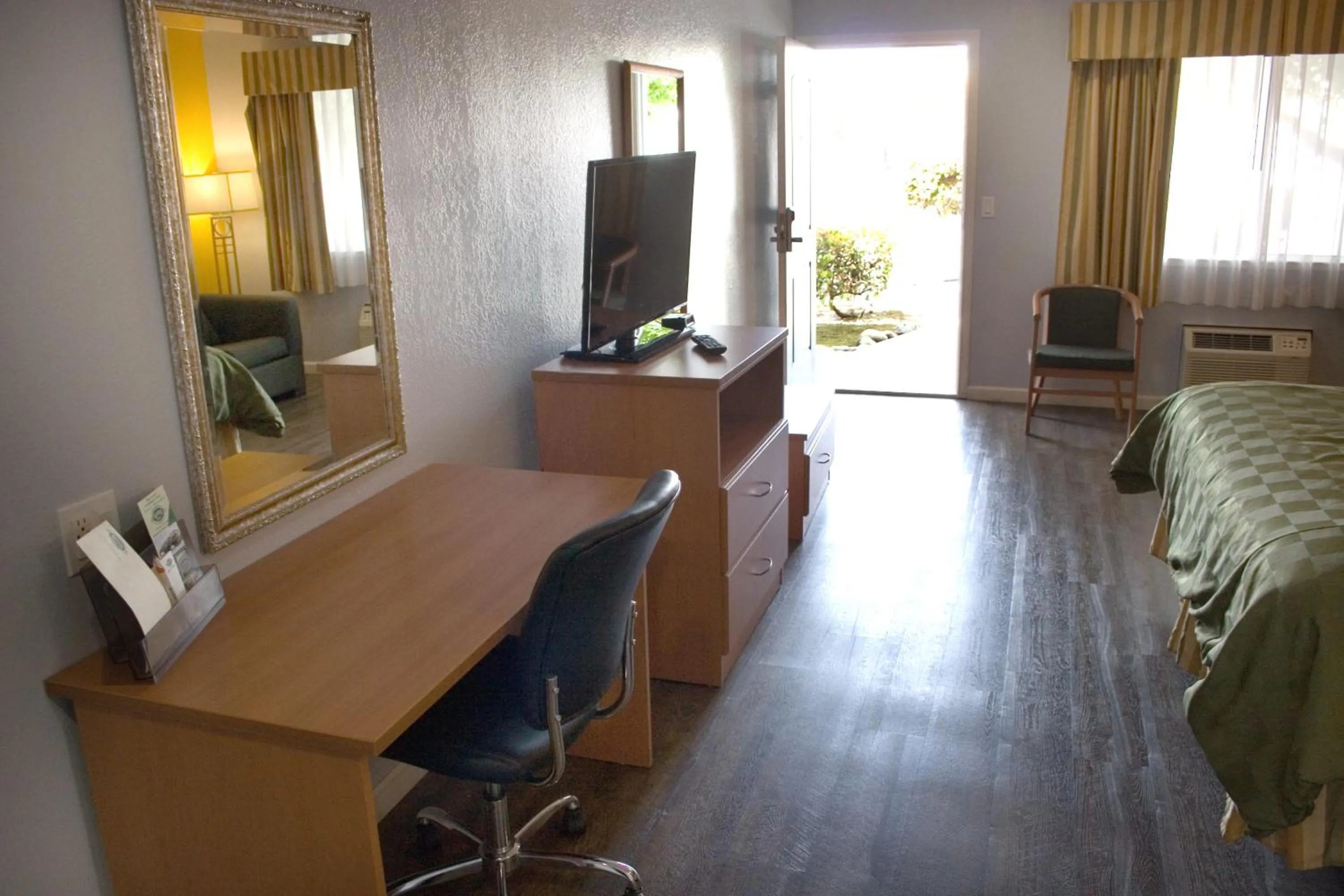 TV and multimedia, Bed in Keefers Inn King City