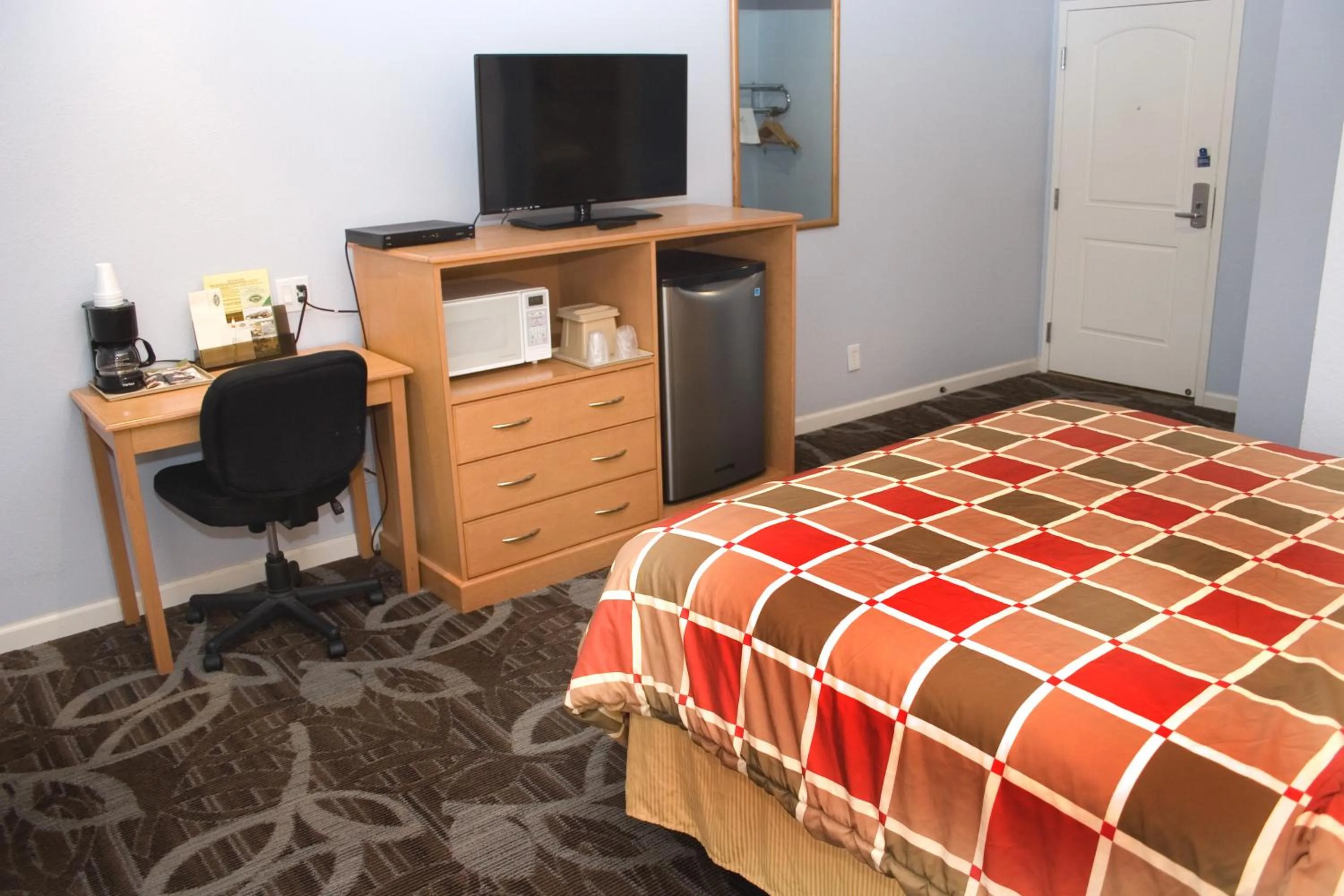 Photo of the whole room, Bed in Keefers Inn King City