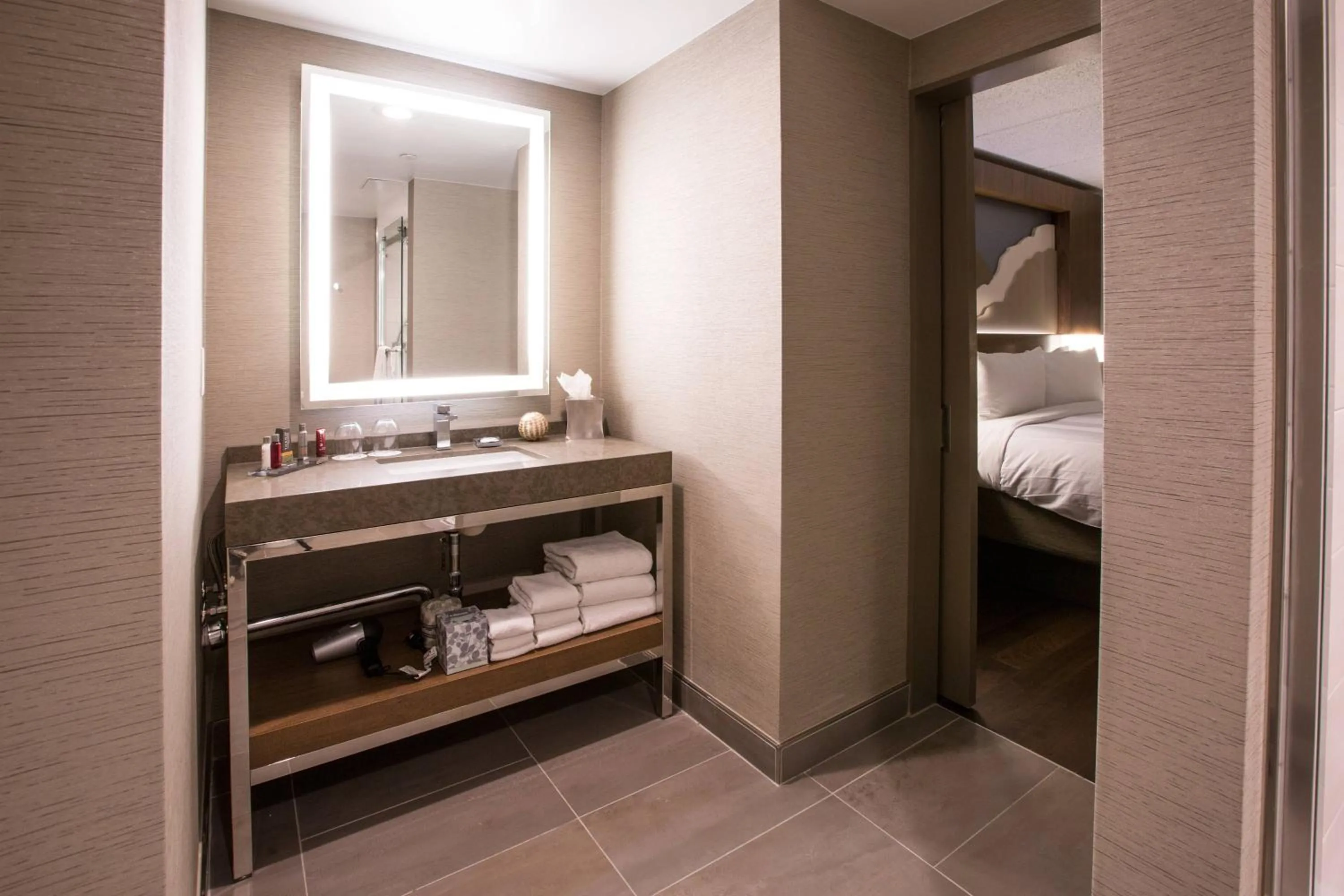 Bathroom, Bed in Napa Valley Marriott Hotel & Spa