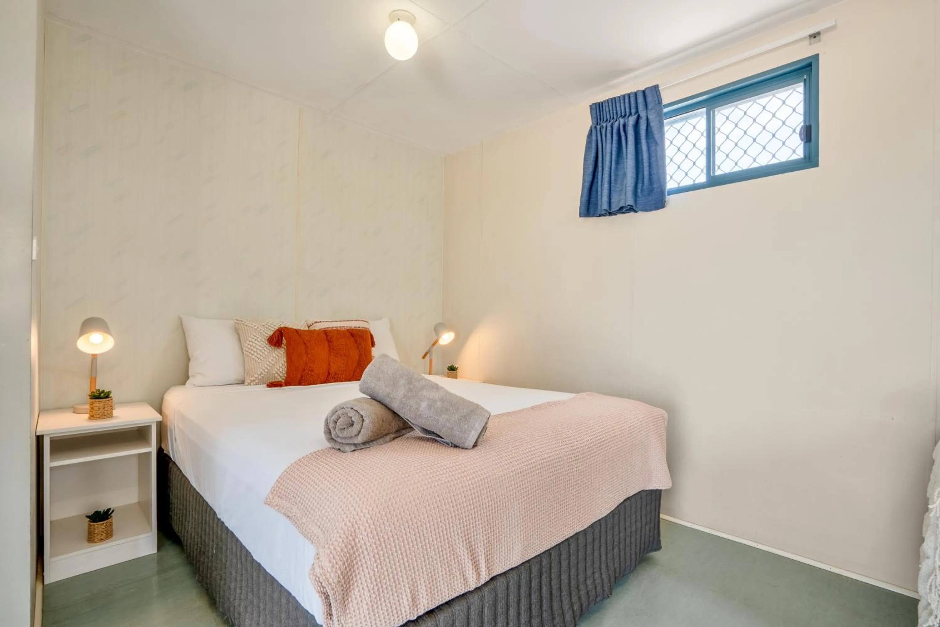 Bedroom, Bed in Tasman Holiday Parks - Denham Seaside