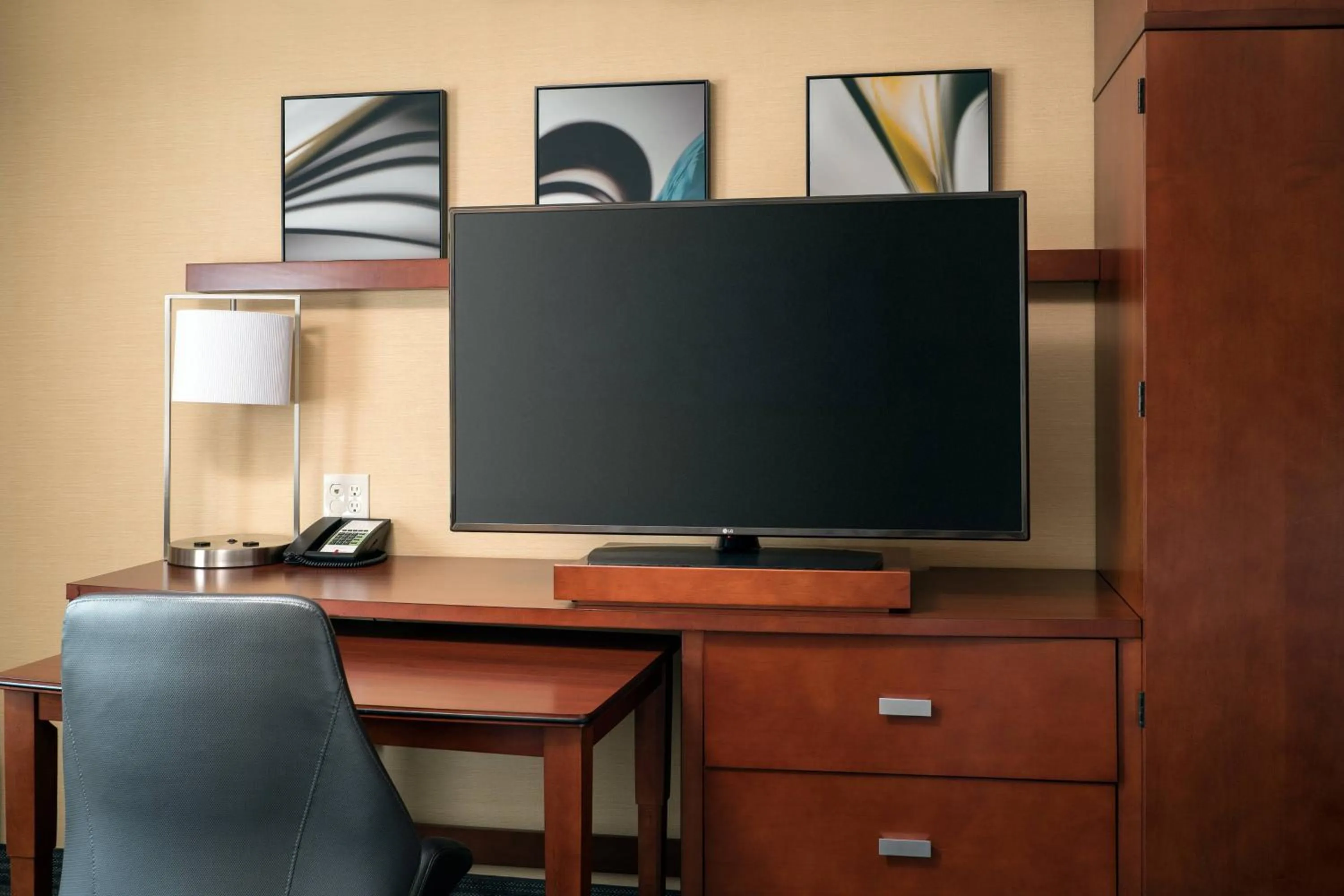 Photo of the whole room in Courtyard by Marriott Glenwood Springs