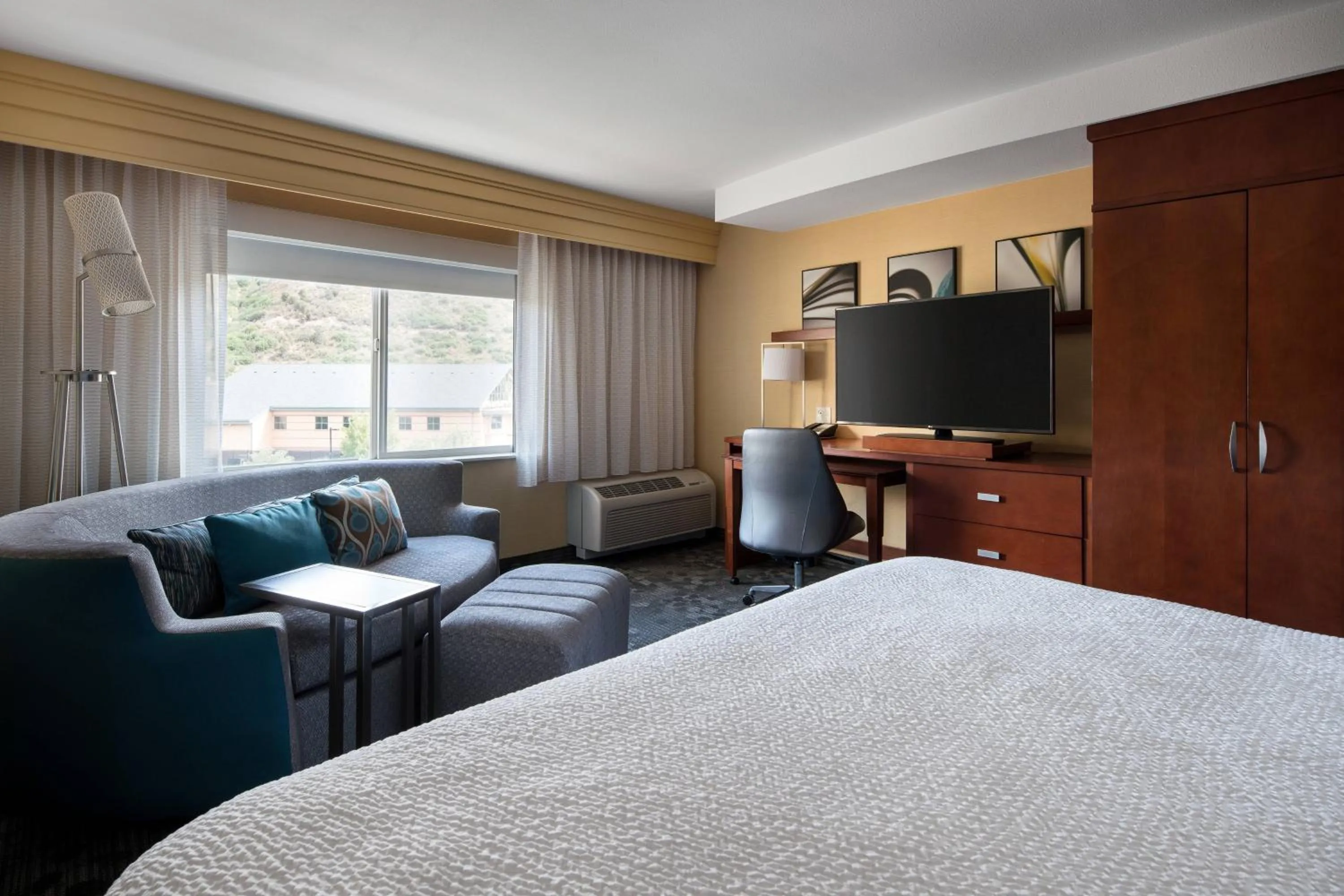 Photo of the whole room, Bed in Courtyard by Marriott Glenwood Springs