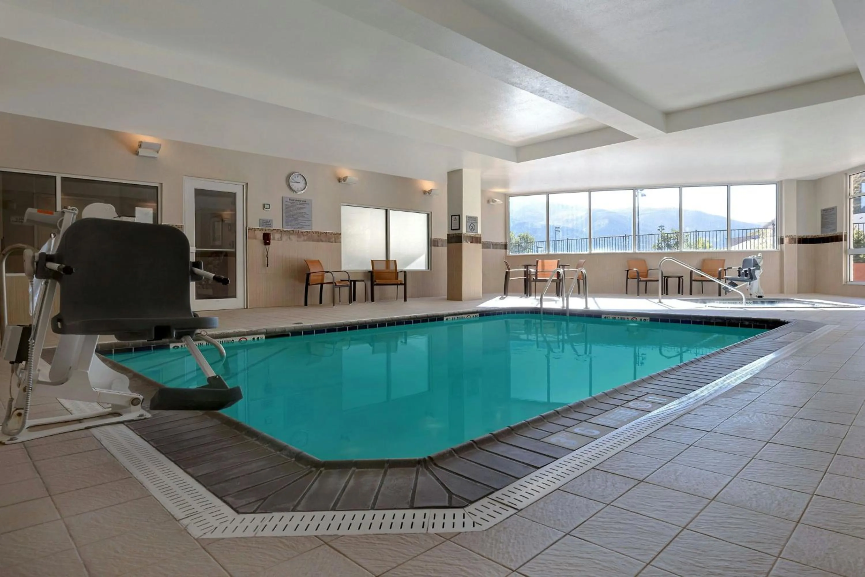 Swimming pool in Courtyard by Marriott Glenwood Springs